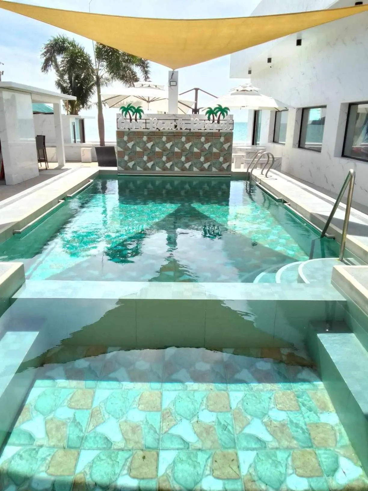 Swimming pool in Cave Beach Resort - Boutique Accomodation