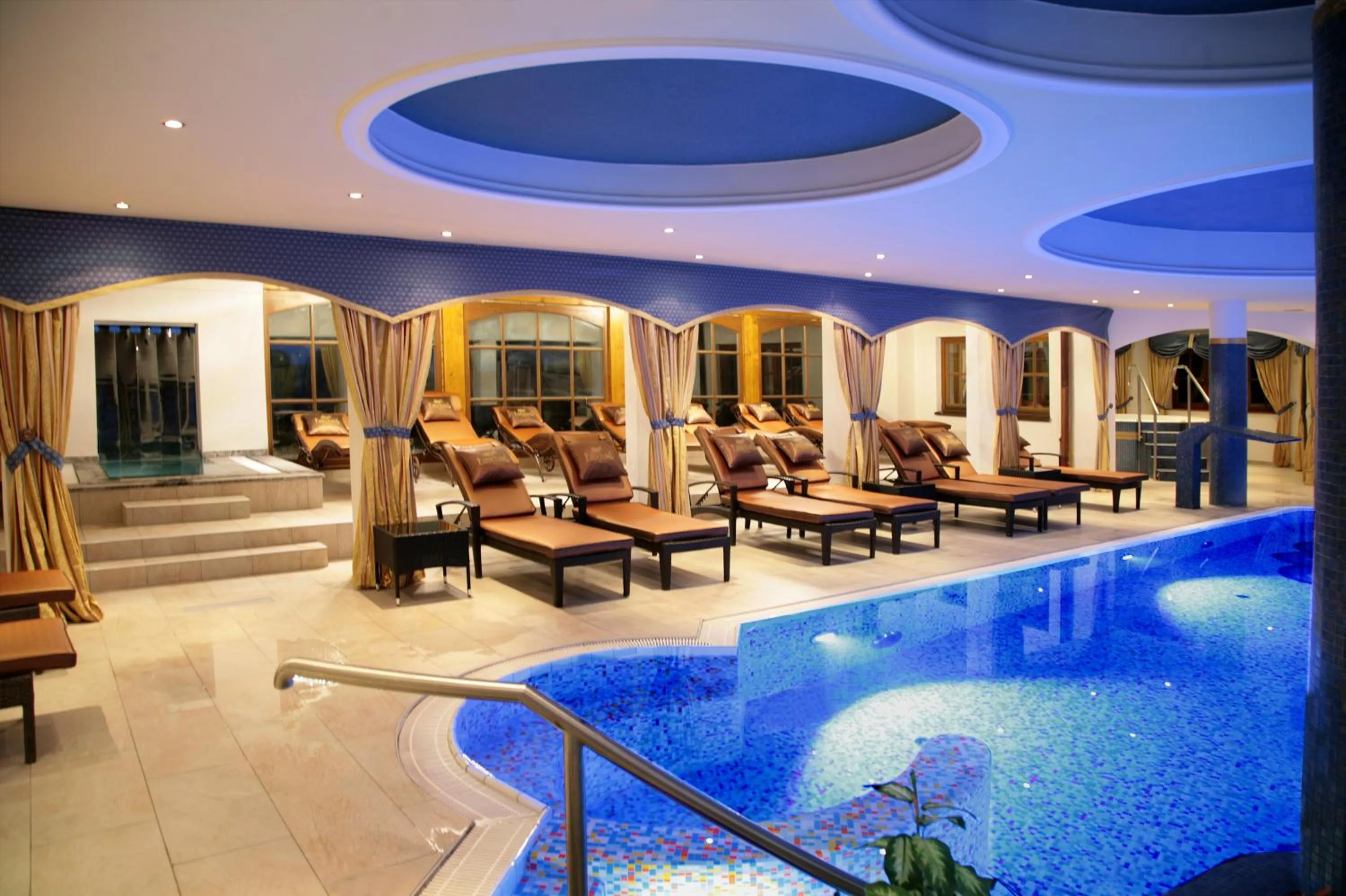 Swimming pool in Wellnesshotel Parkschlössl zu Thyrnau Ihr adults only SPA Resort