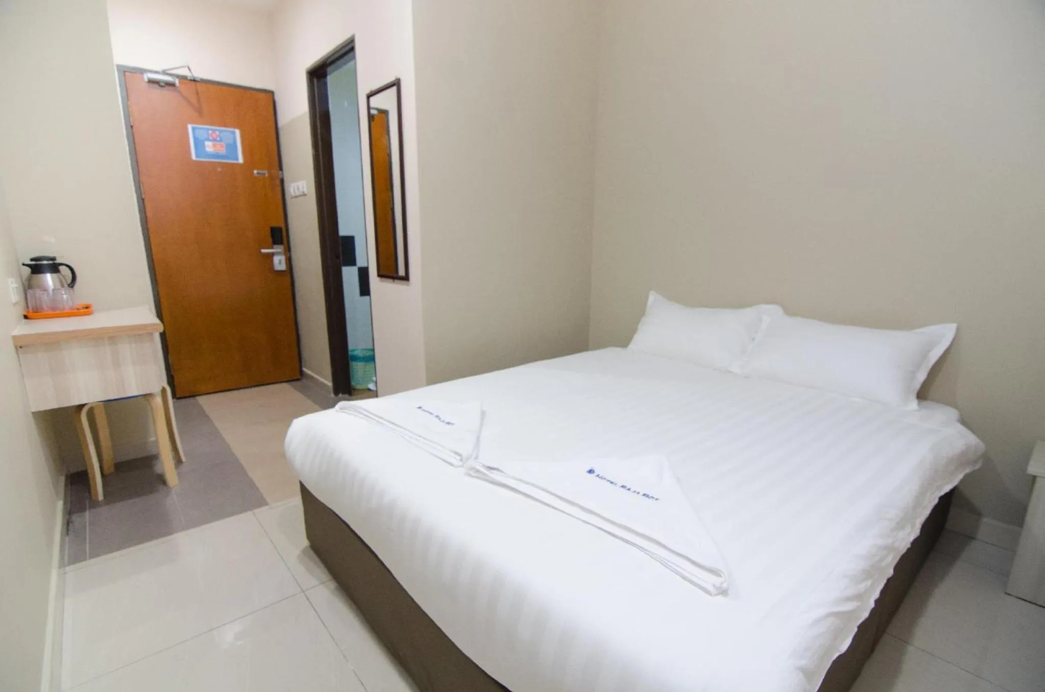 Bedroom, Bed in Hotel Raja Bot