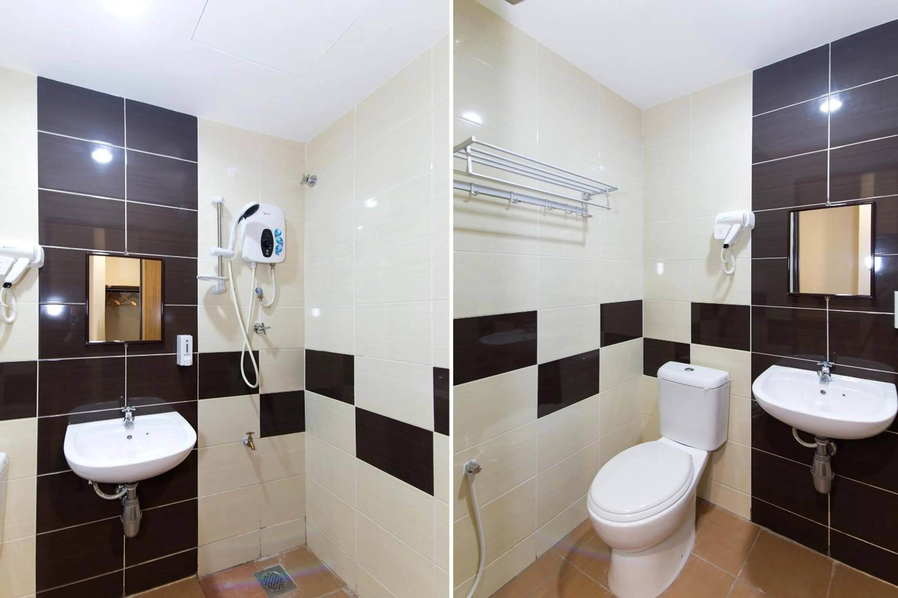 Toilet in Hotel Raja Bot