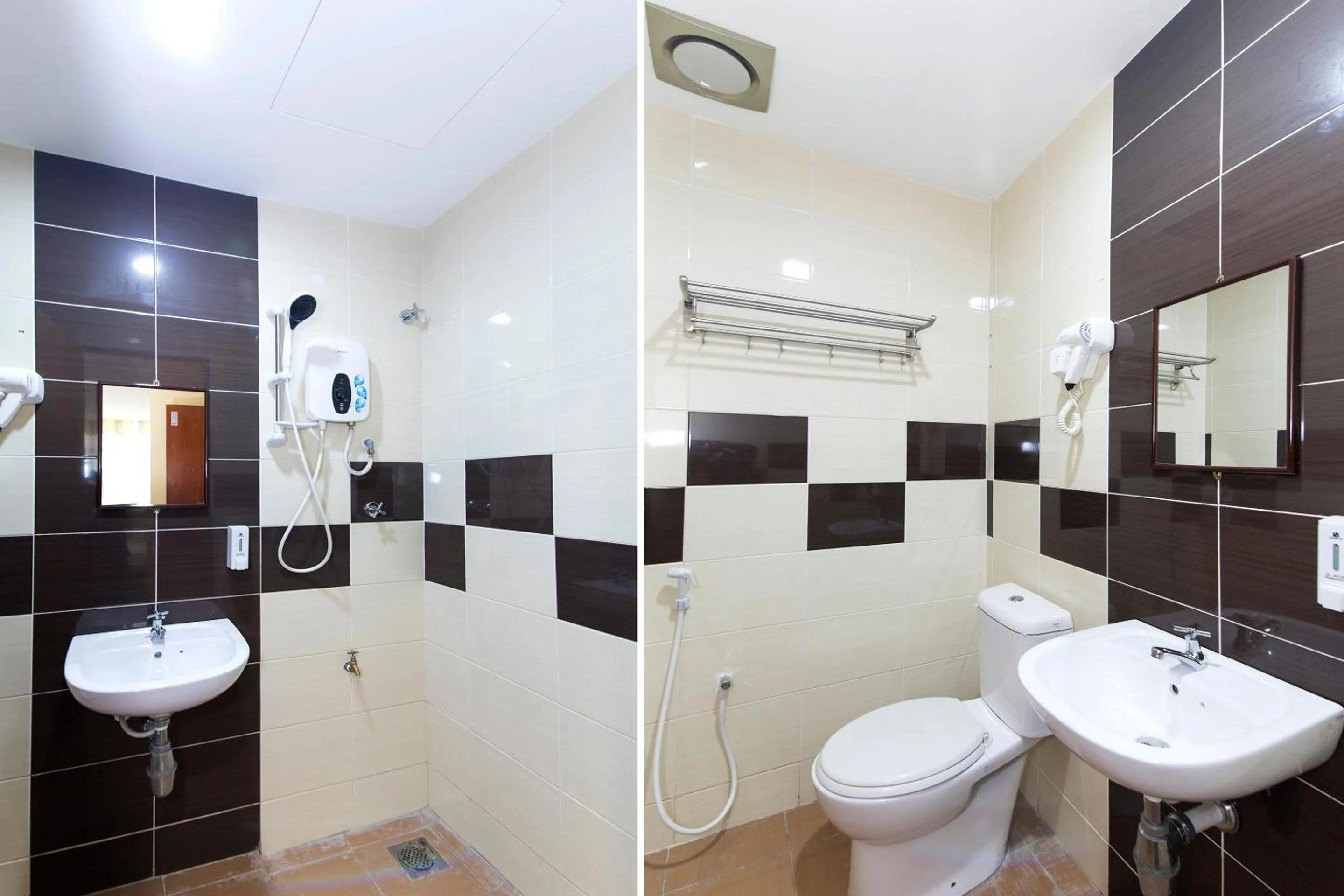 Toilet in Hotel Raja Bot