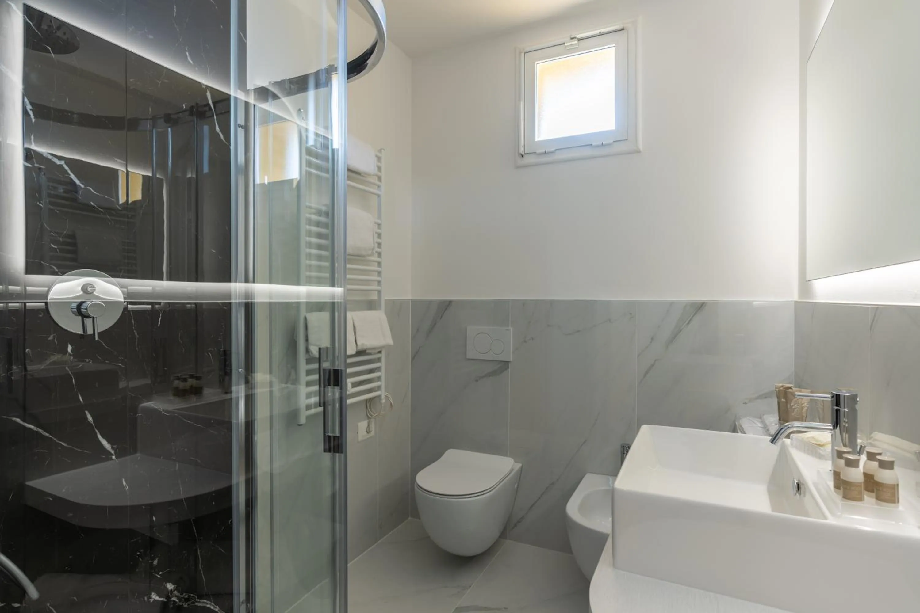 Shower in Hotel Mondial