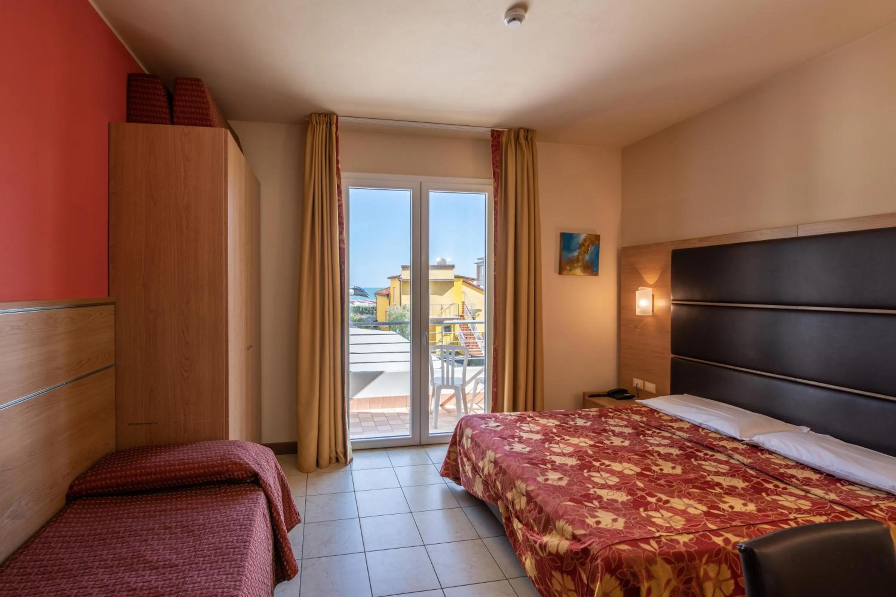 Photo of the whole room, Bed in Hotel Mondial