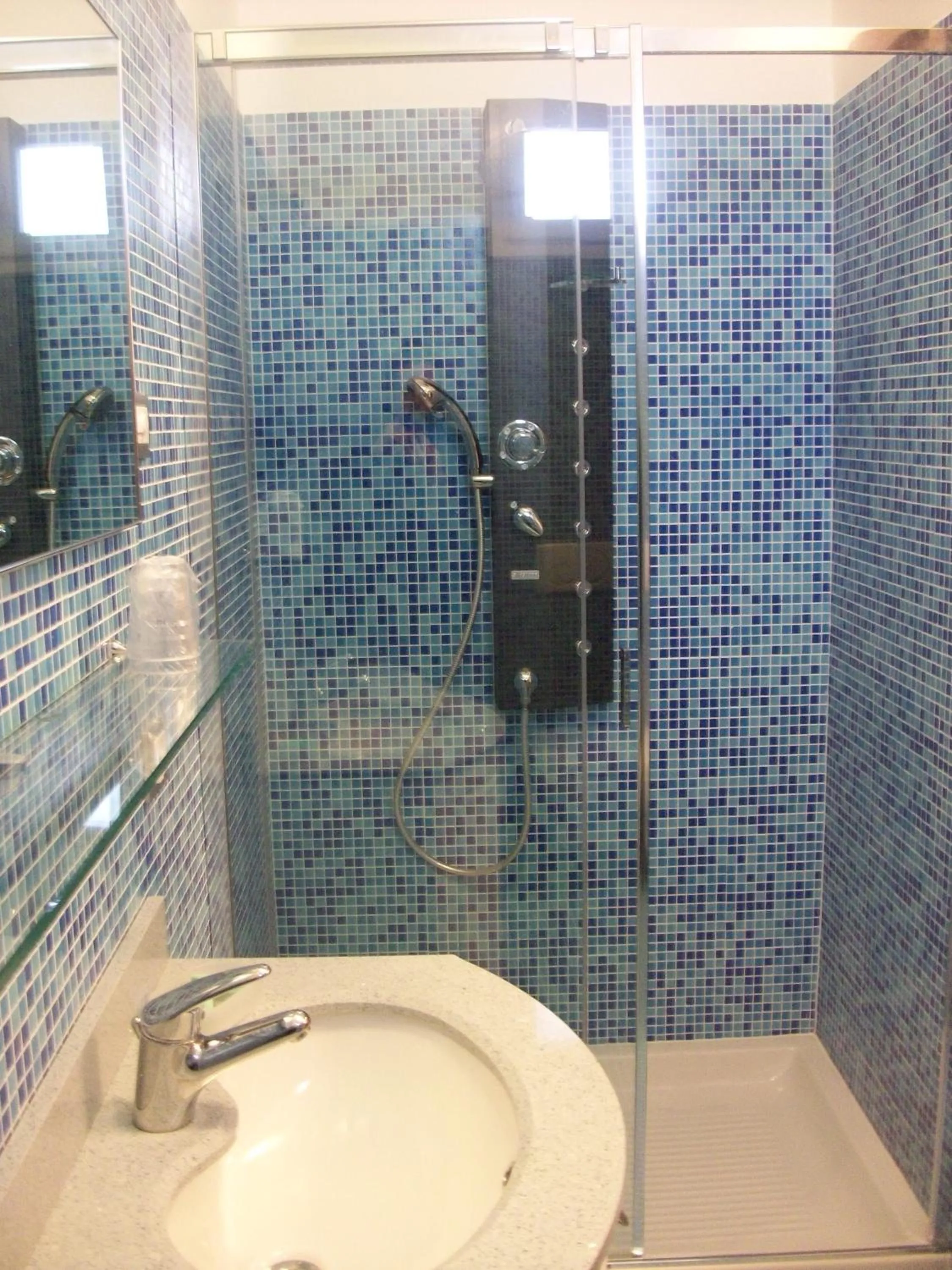 Shower in Hotel Mondial