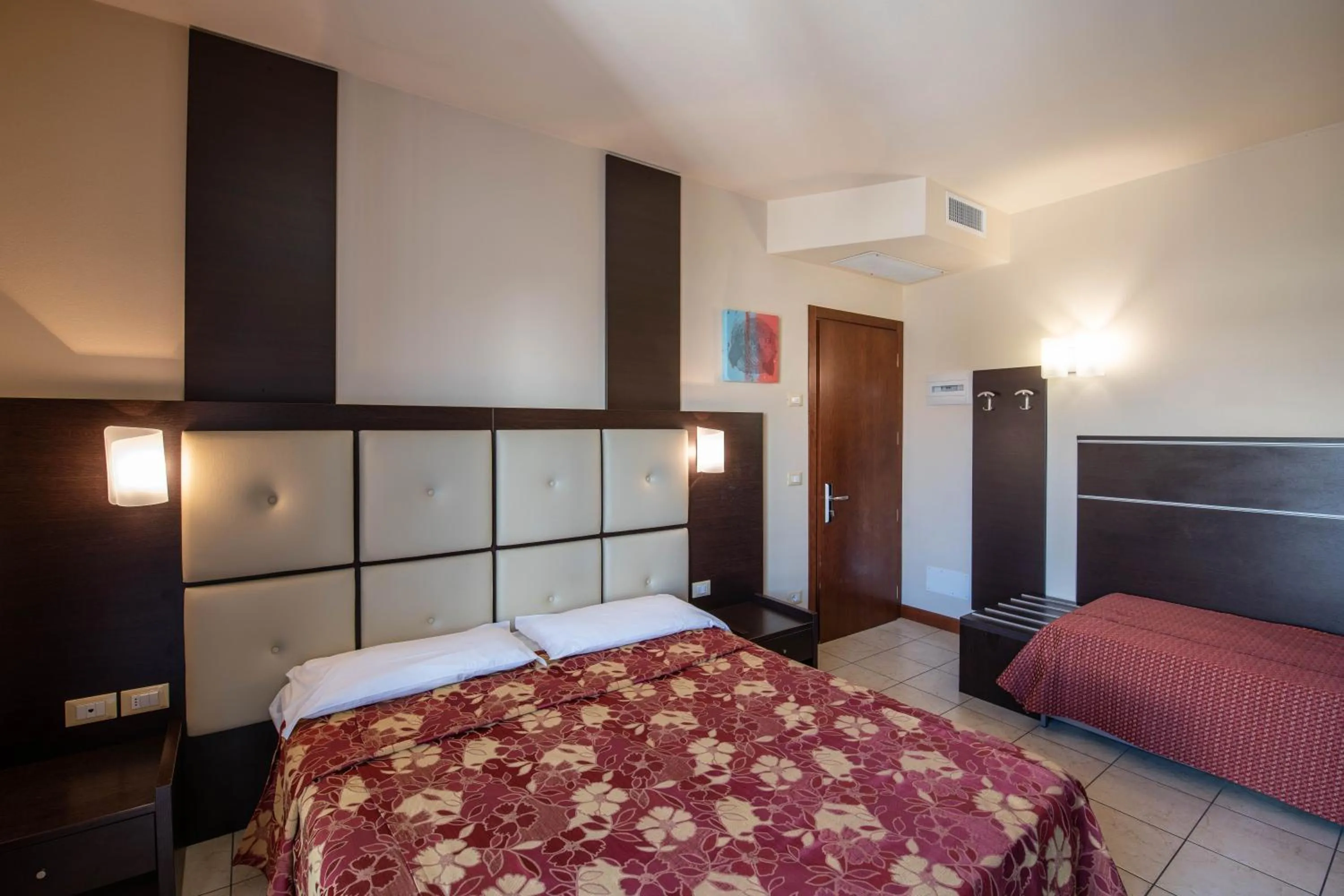 Photo of the whole room, Bed in Hotel Mondial