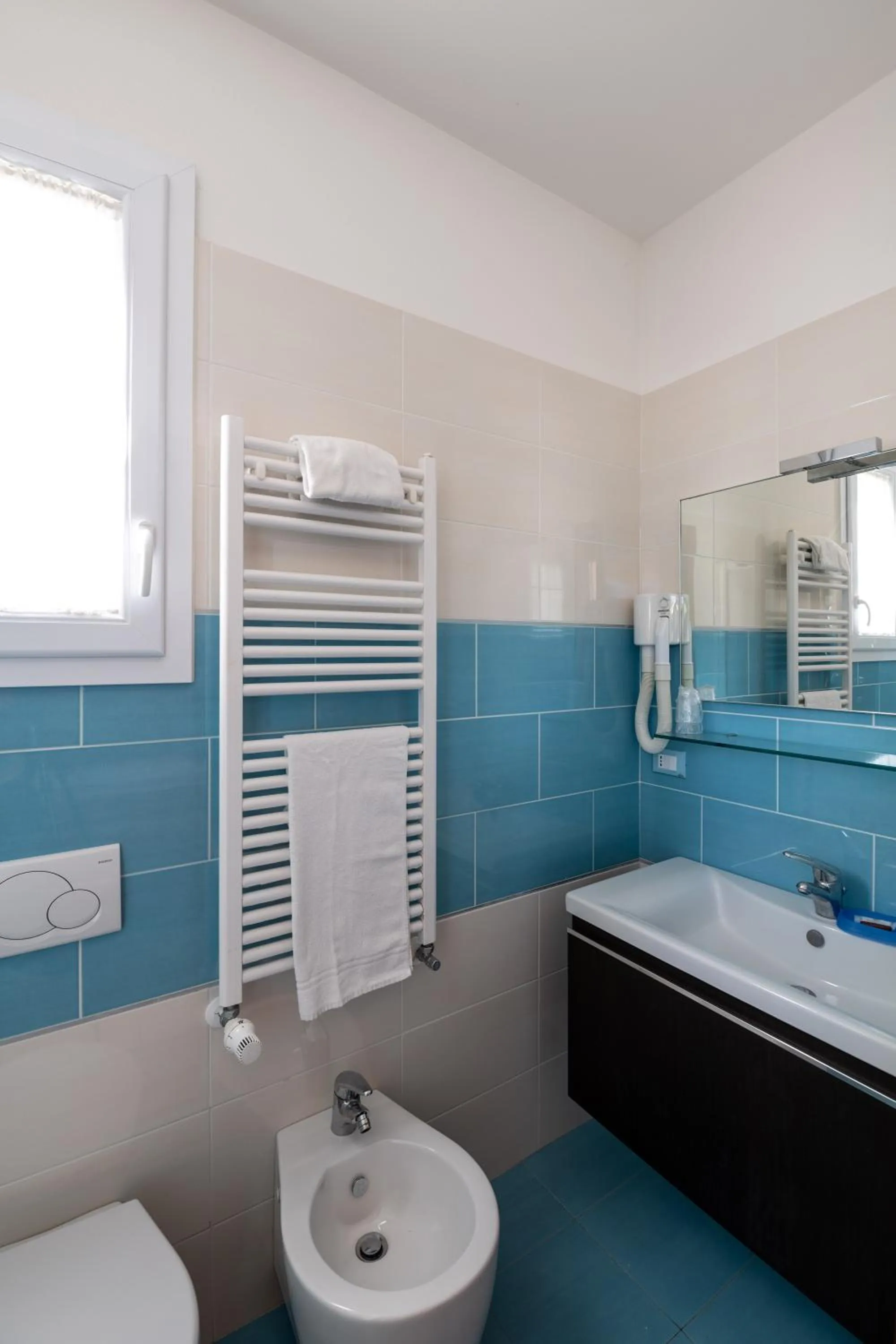 Bathroom in Hotel Mondial