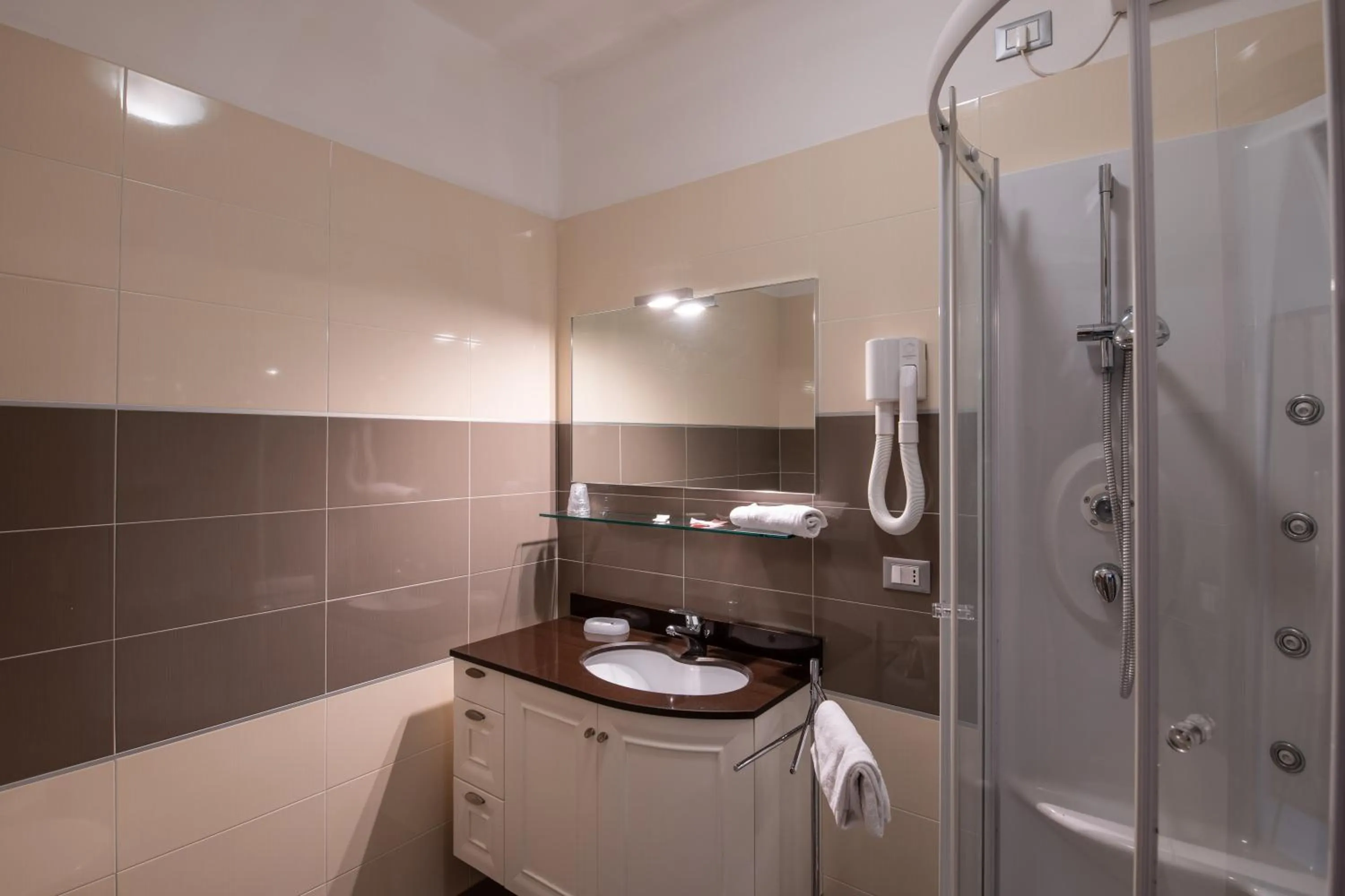 Bathroom in Hotel Mondial