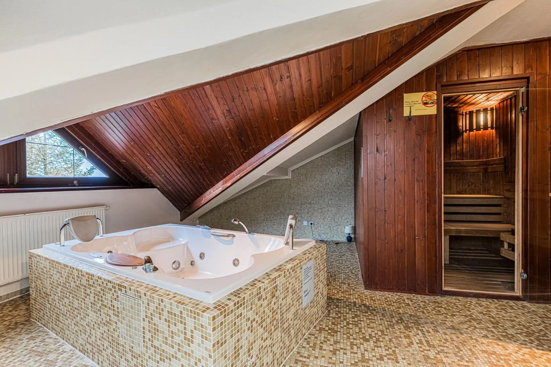 Hot Tub in Hotel Amalia