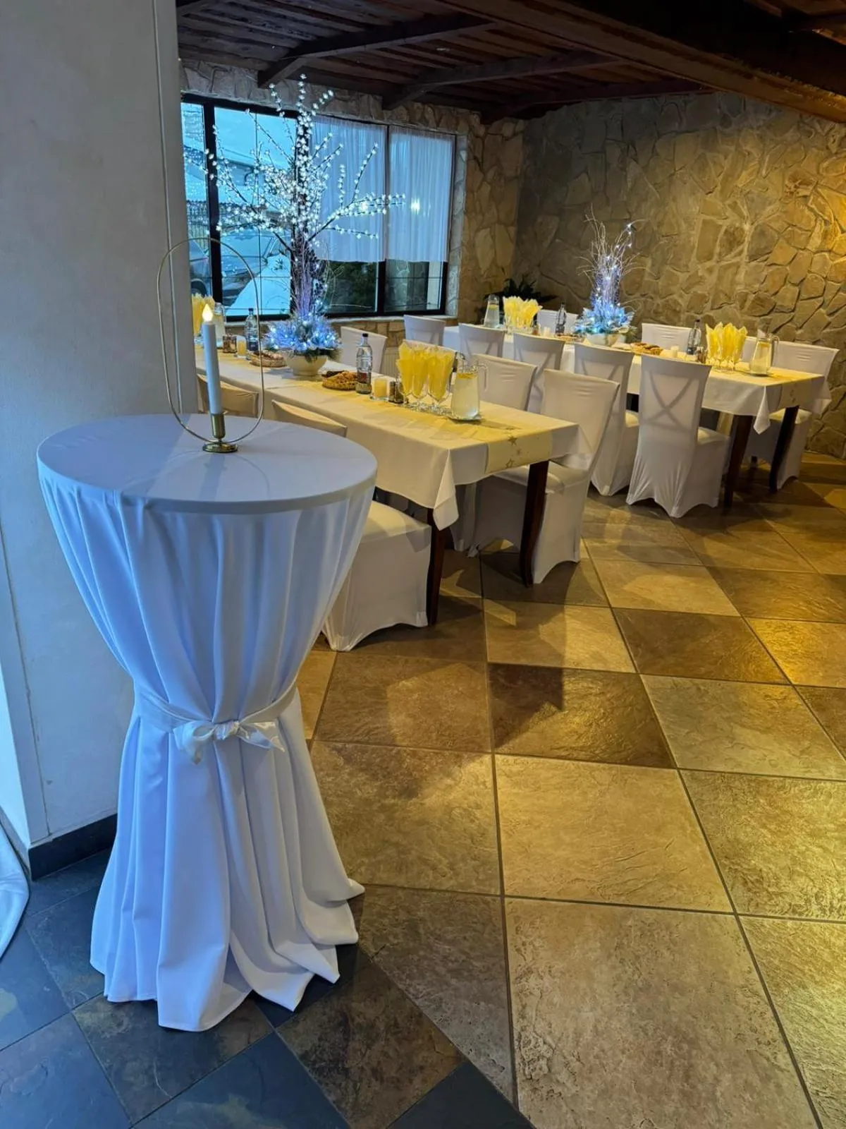 Restaurant/places to eat in Hotel Amalia