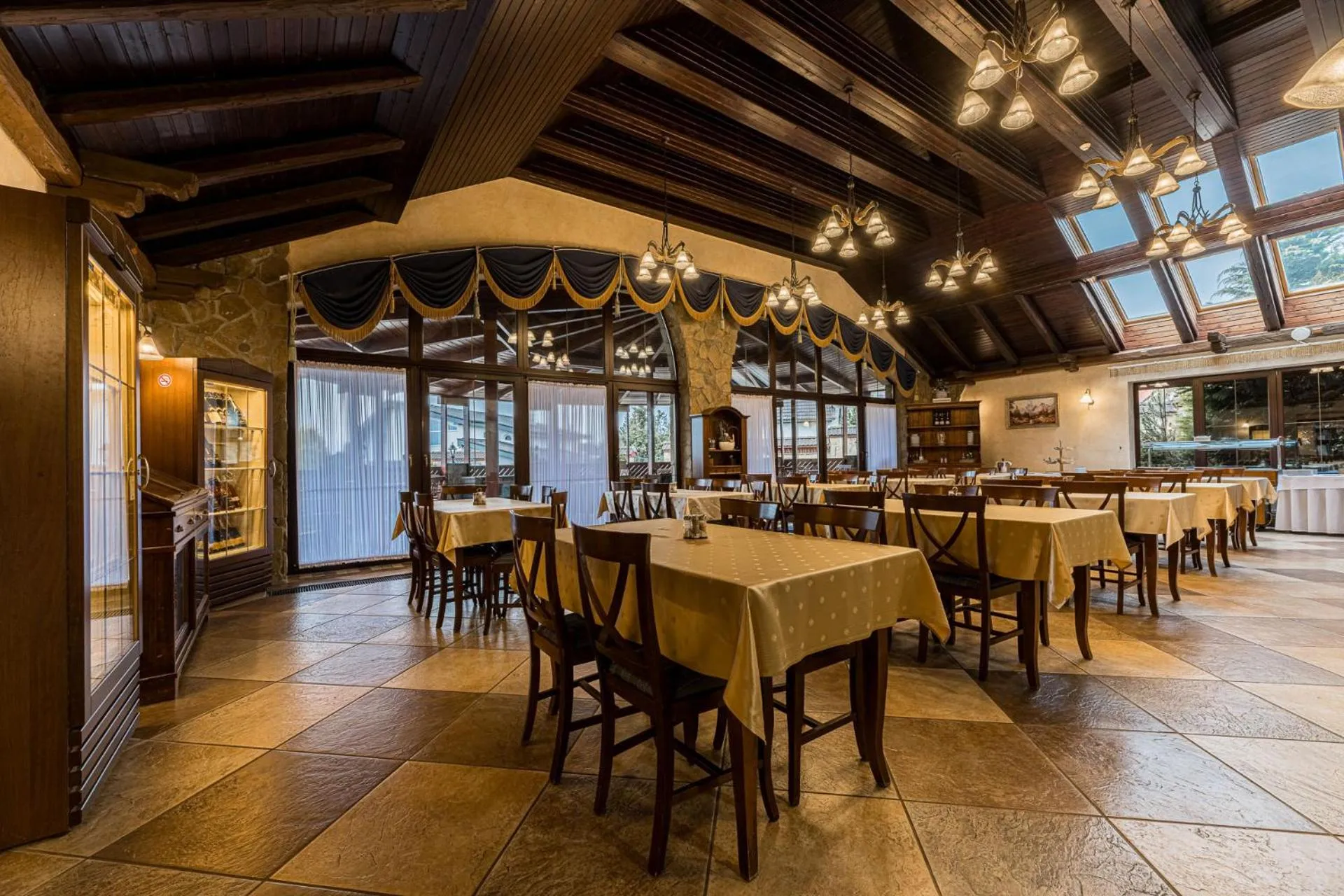 Restaurant/places to eat in Hotel Amalia