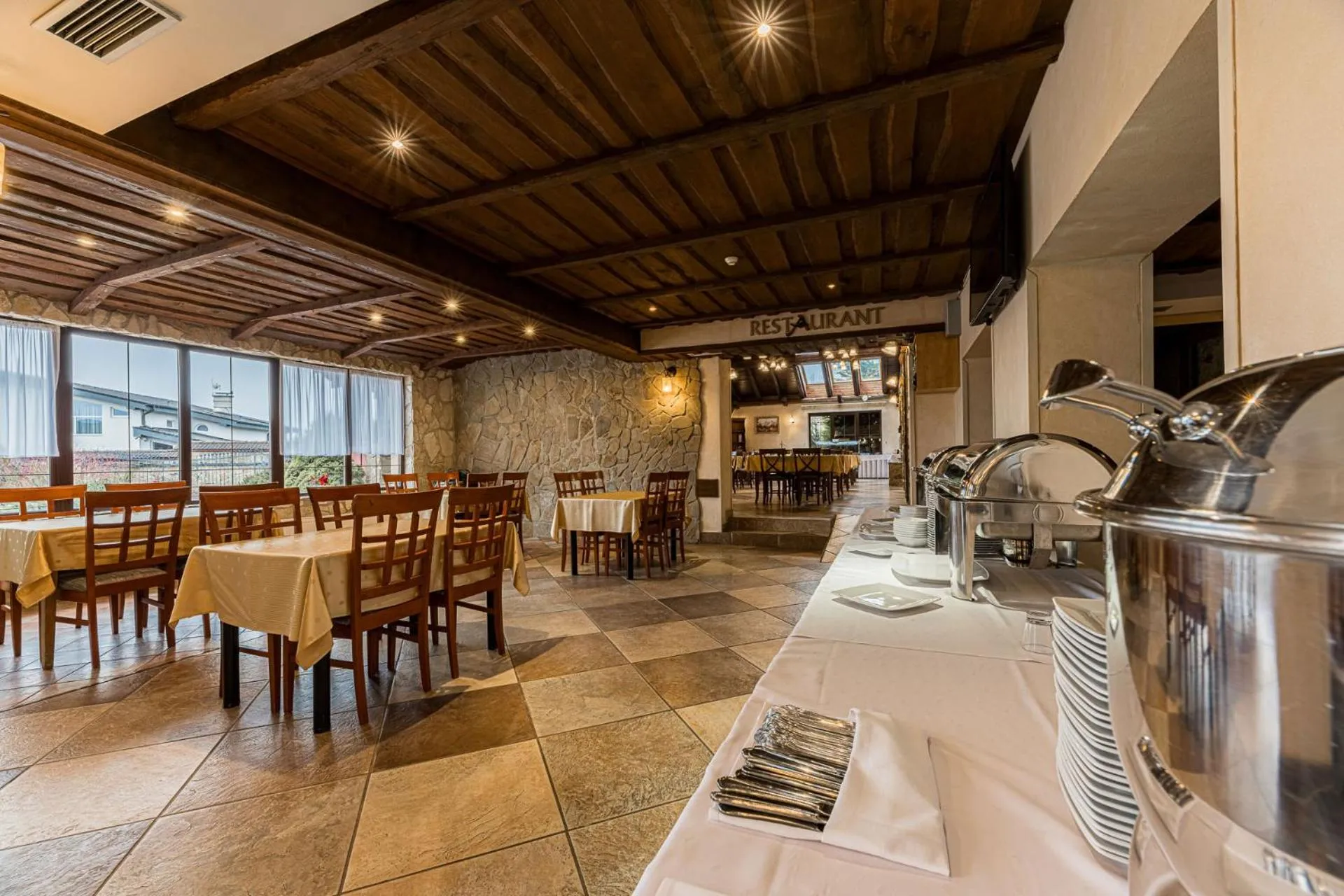 Restaurant/places to eat in Hotel Amalia