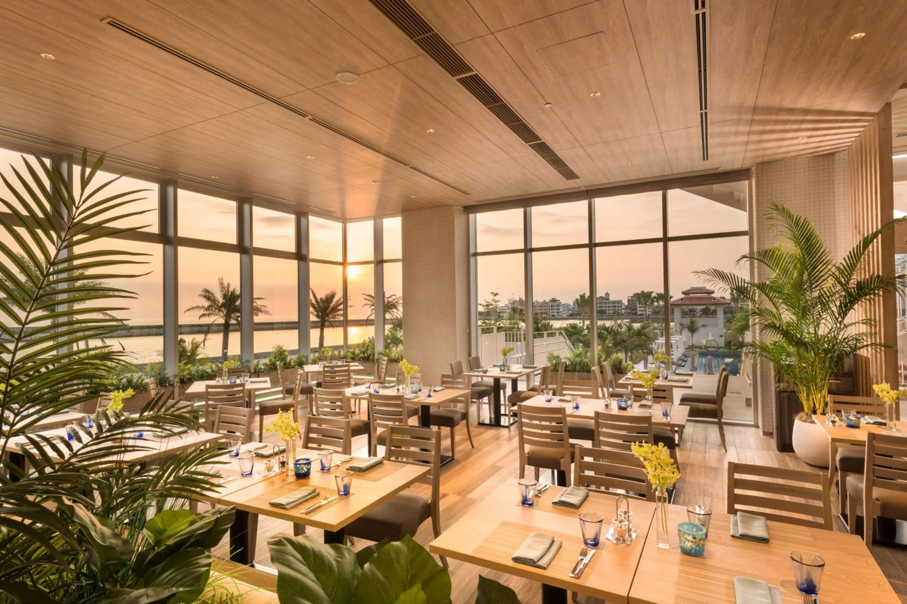 Restaurant/places to eat in DoubleTree by Hilton Okinawa Chatan Resort