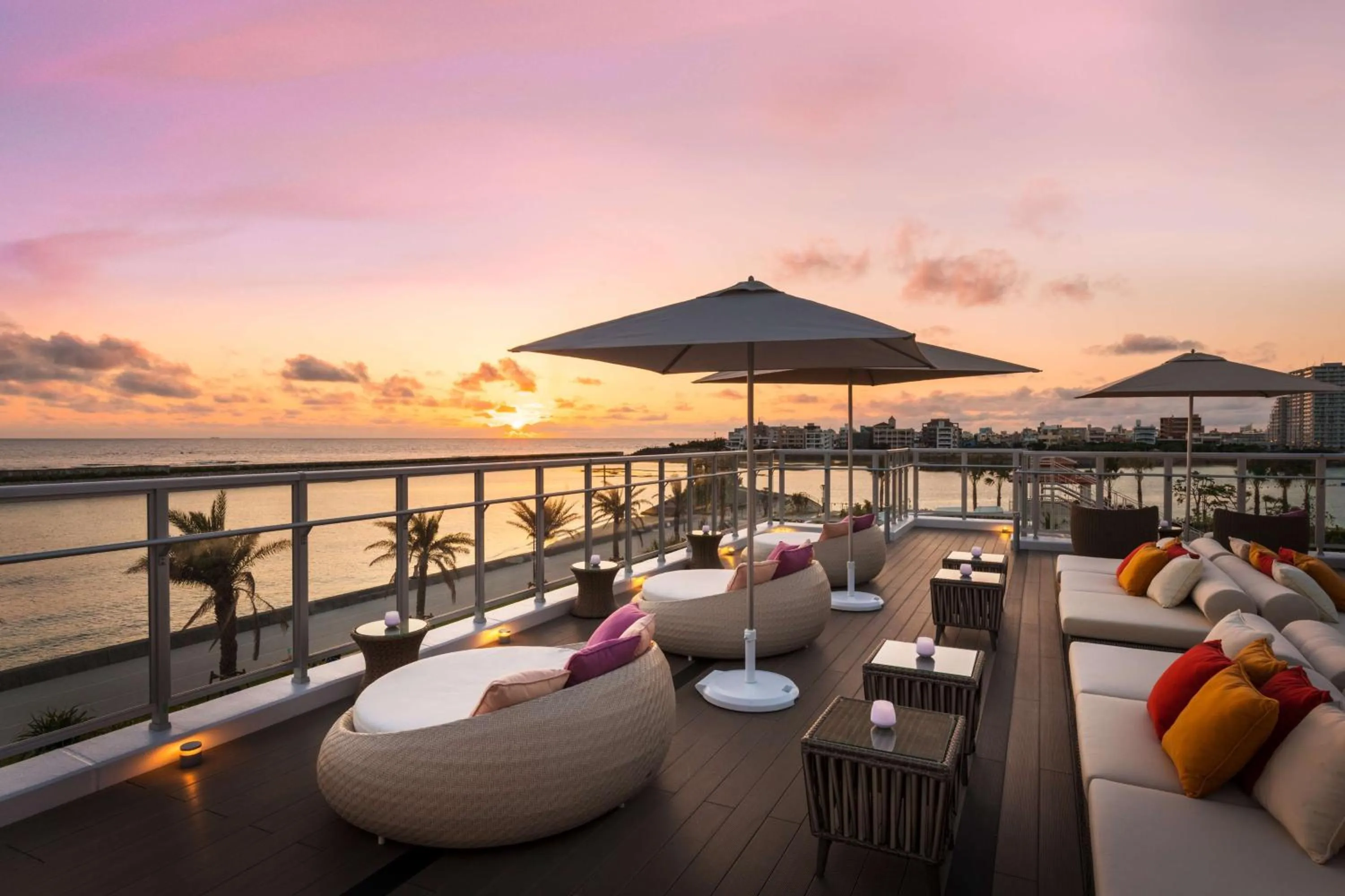 Lounge or bar in DoubleTree by Hilton Okinawa Chatan Resort