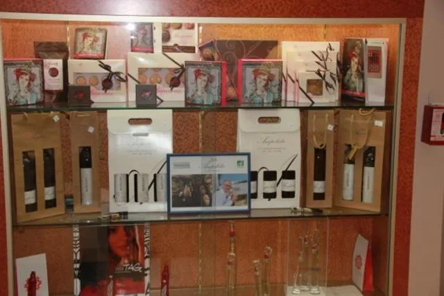 Decorative detail in Logis Hôtel de France restaurant le Lucullus