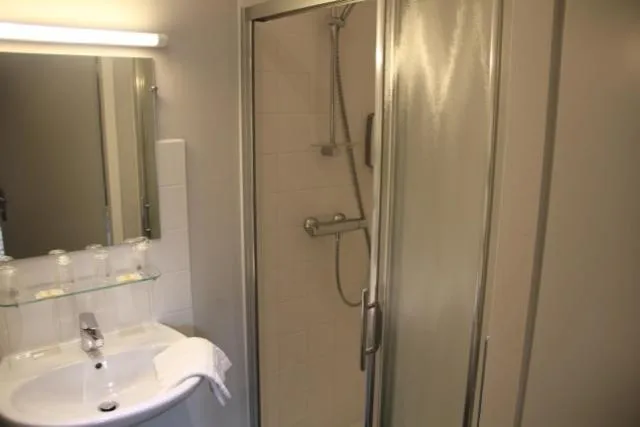 Shower in Logis Hôtel de France restaurant le Lucullus