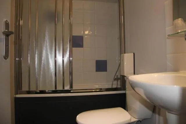 Bathroom in Logis Hôtel de France restaurant le Lucullus