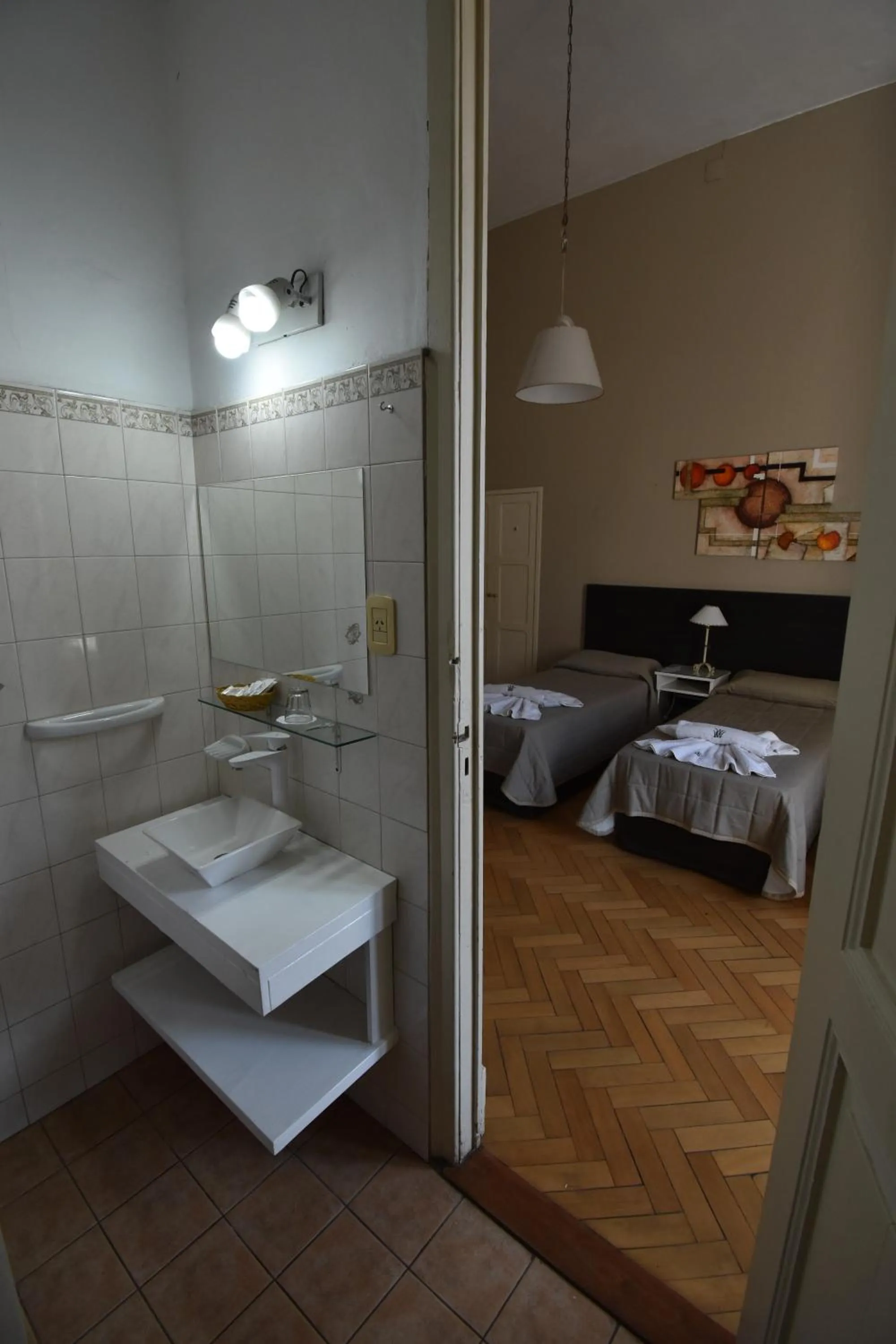 Bathroom, Bed in Hotel Plaza