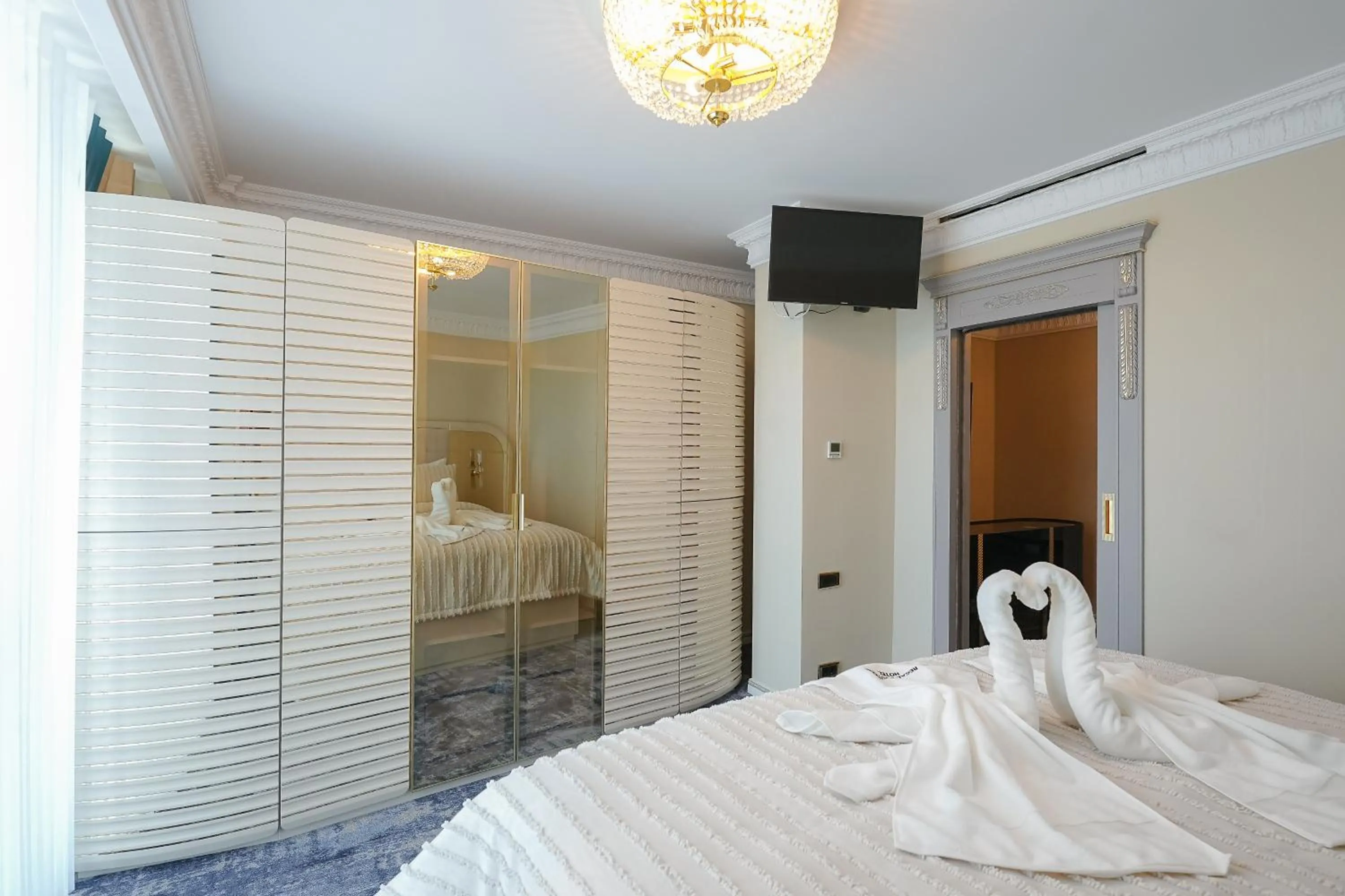 Bed in W Regal Boutique Hotel&Spa