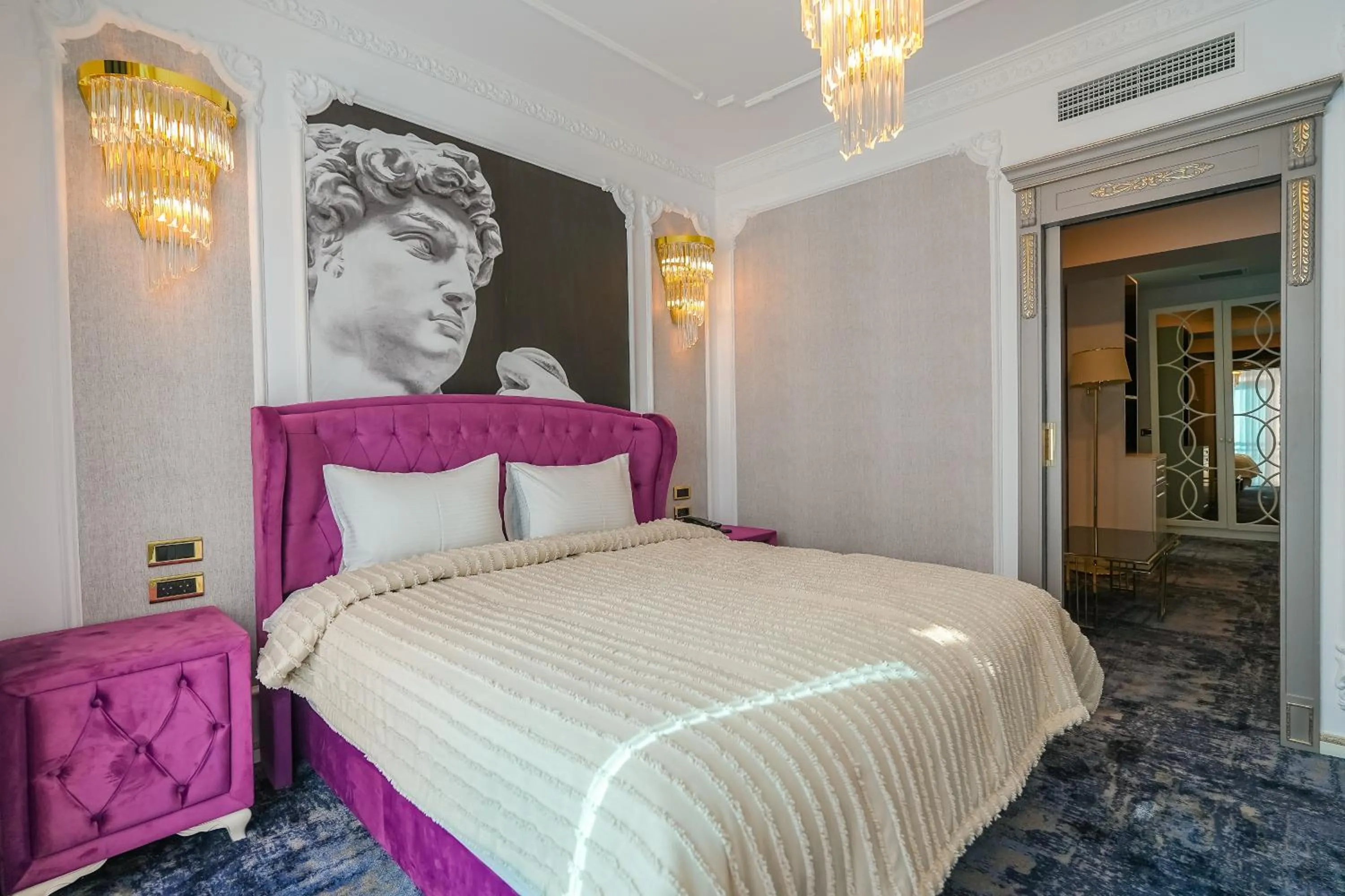 Bed in W Regal Boutique Hotel&Spa