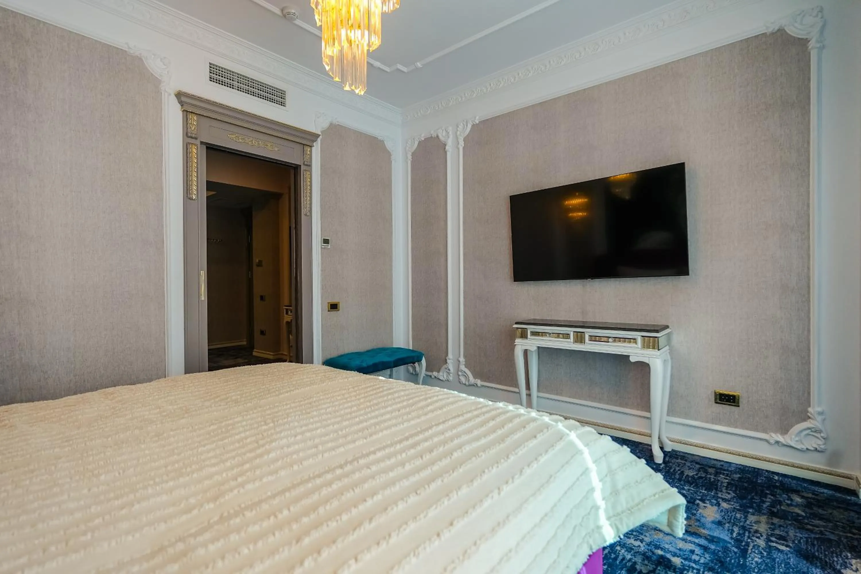 Bed in W Regal Boutique Hotel&Spa