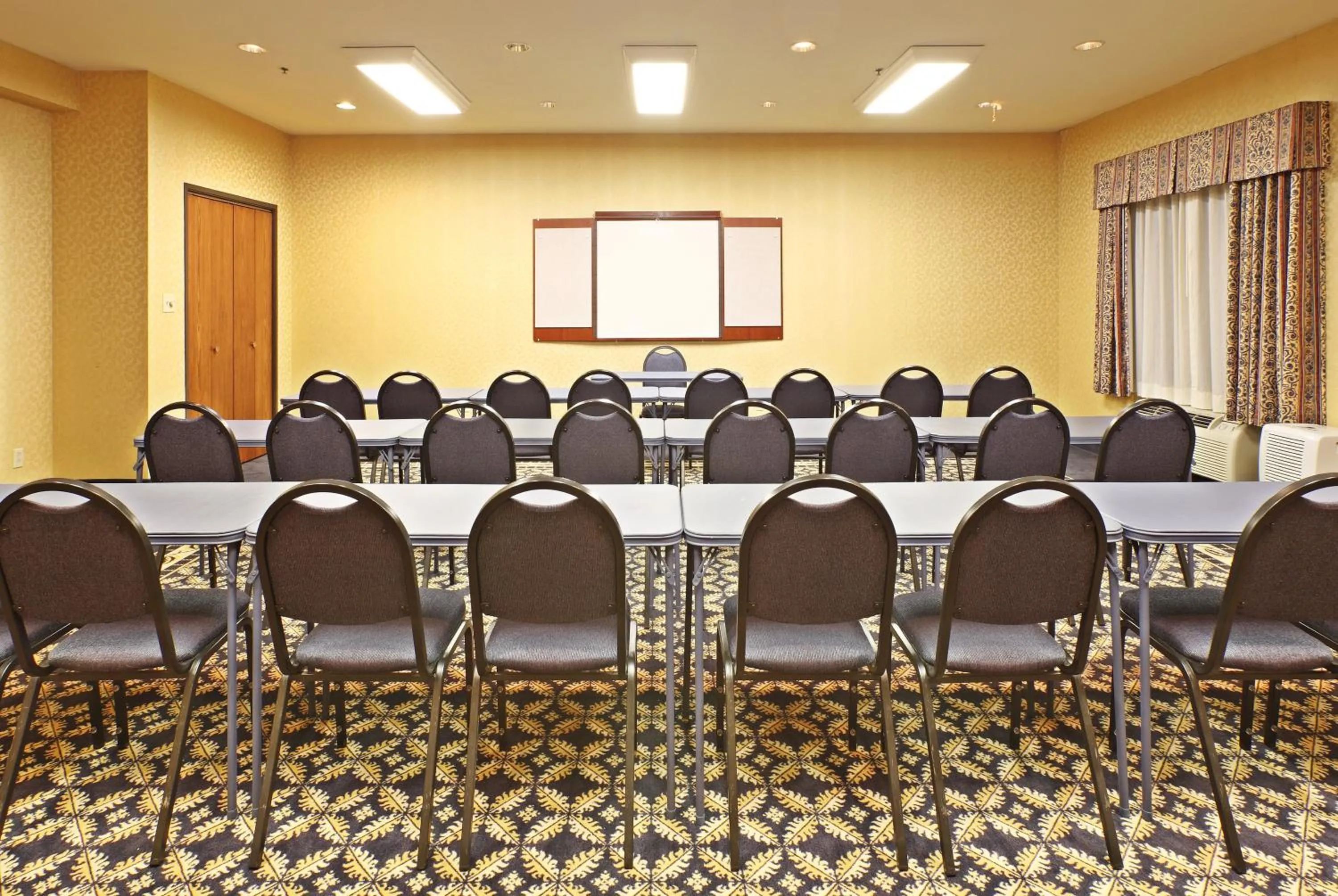 Meeting/conference room in Holiday Inn Express Hotels & Suites Mountain Home by IHG