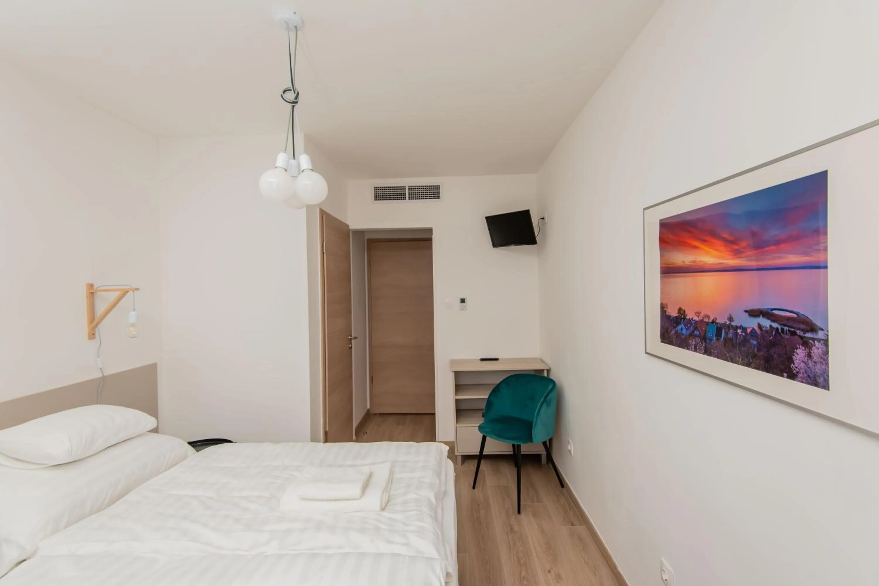 Photo of the whole room in Magaspart Panzió