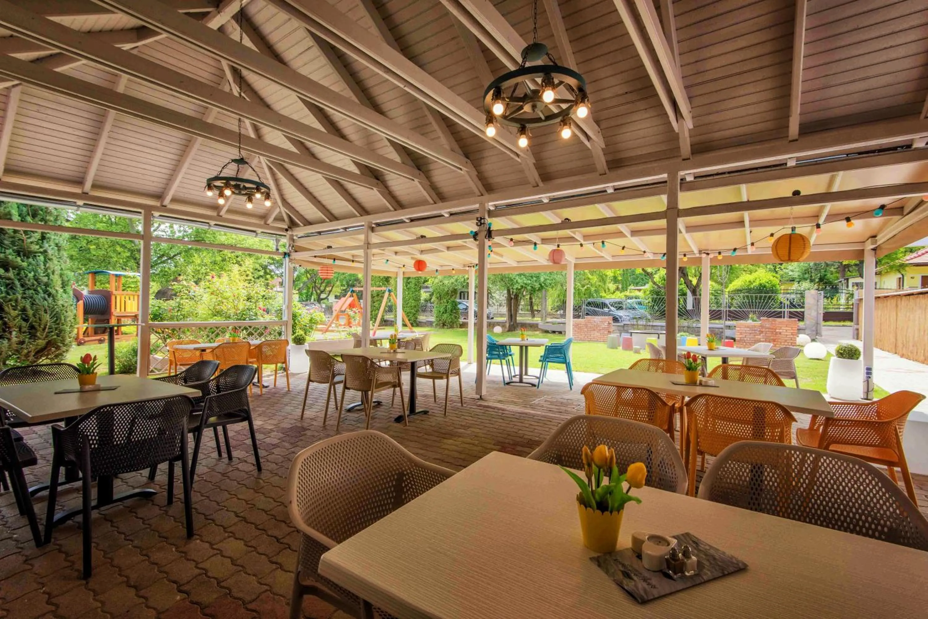 Restaurant/places to eat in Magaspart Panzió