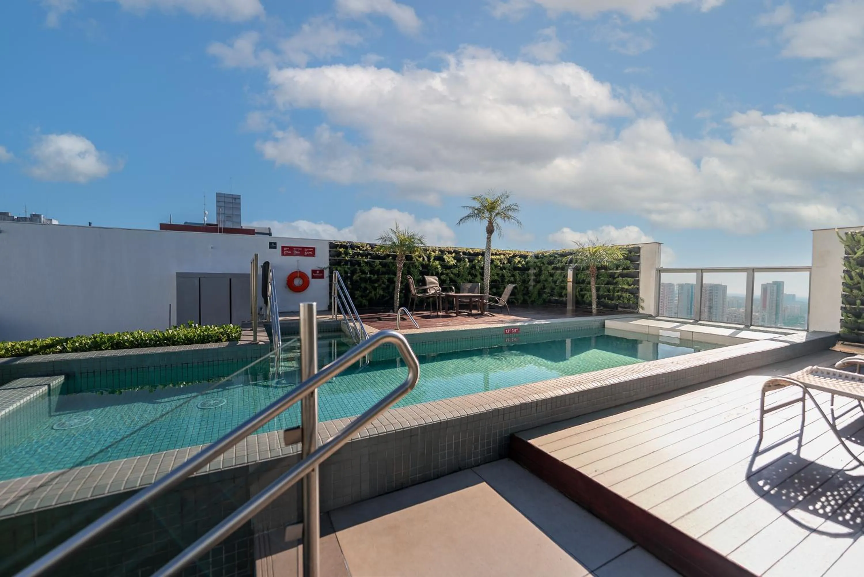 Swimming pool in Hotel Laghetto Stilo Higienópolis