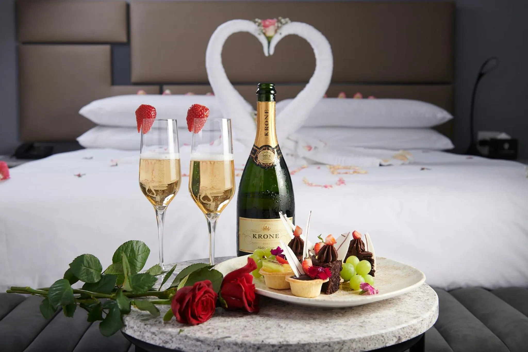 room service, Bed in The Capital on the Park