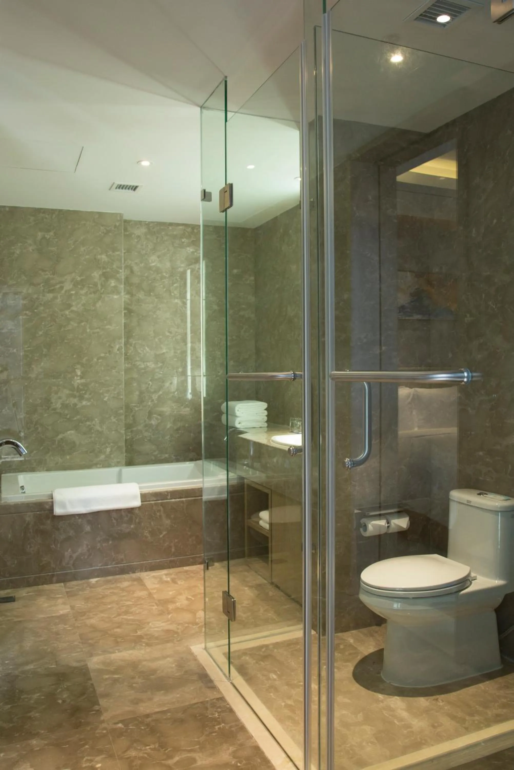 Photo of the whole room in Holiday Inn Express Anshan Downtown by IHG