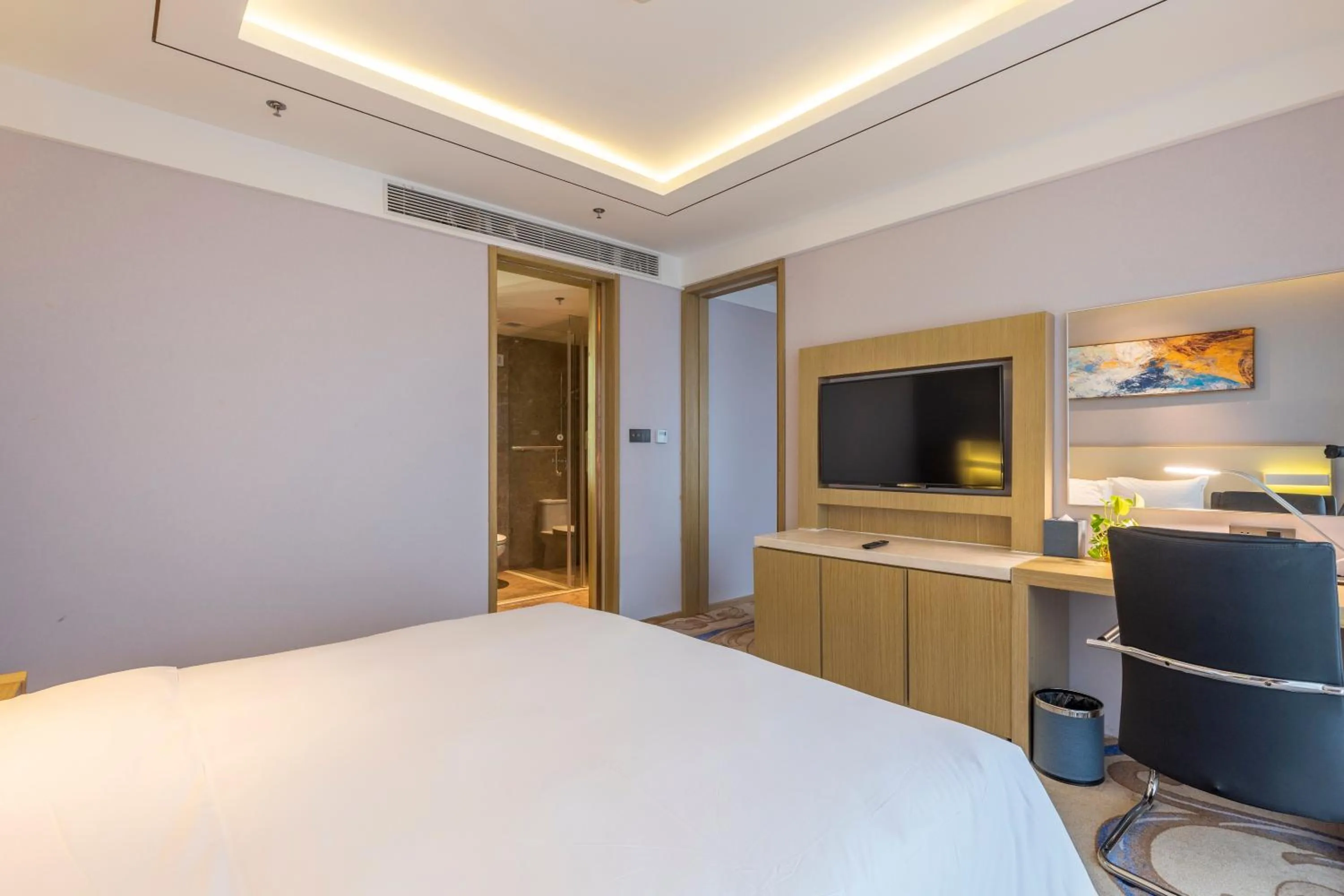 Photo of the whole room, Bed in Holiday Inn Express Anshan Downtown by IHG