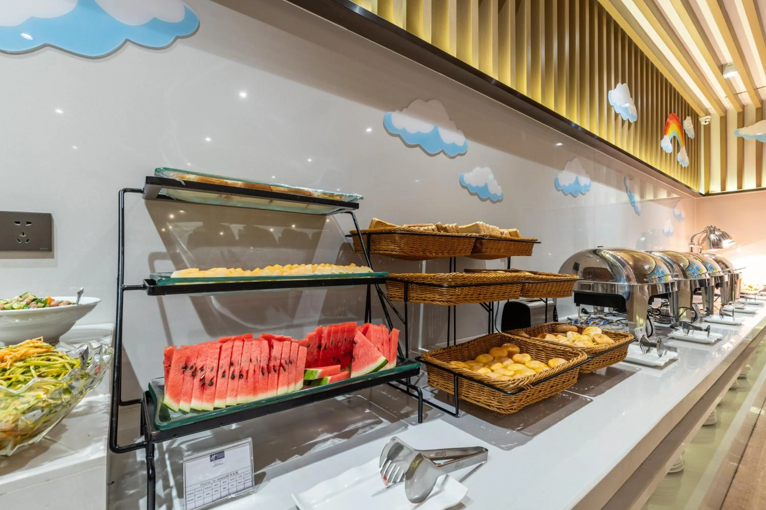 Restaurant/places to eat in Holiday Inn Express Anshan Downtown by IHG