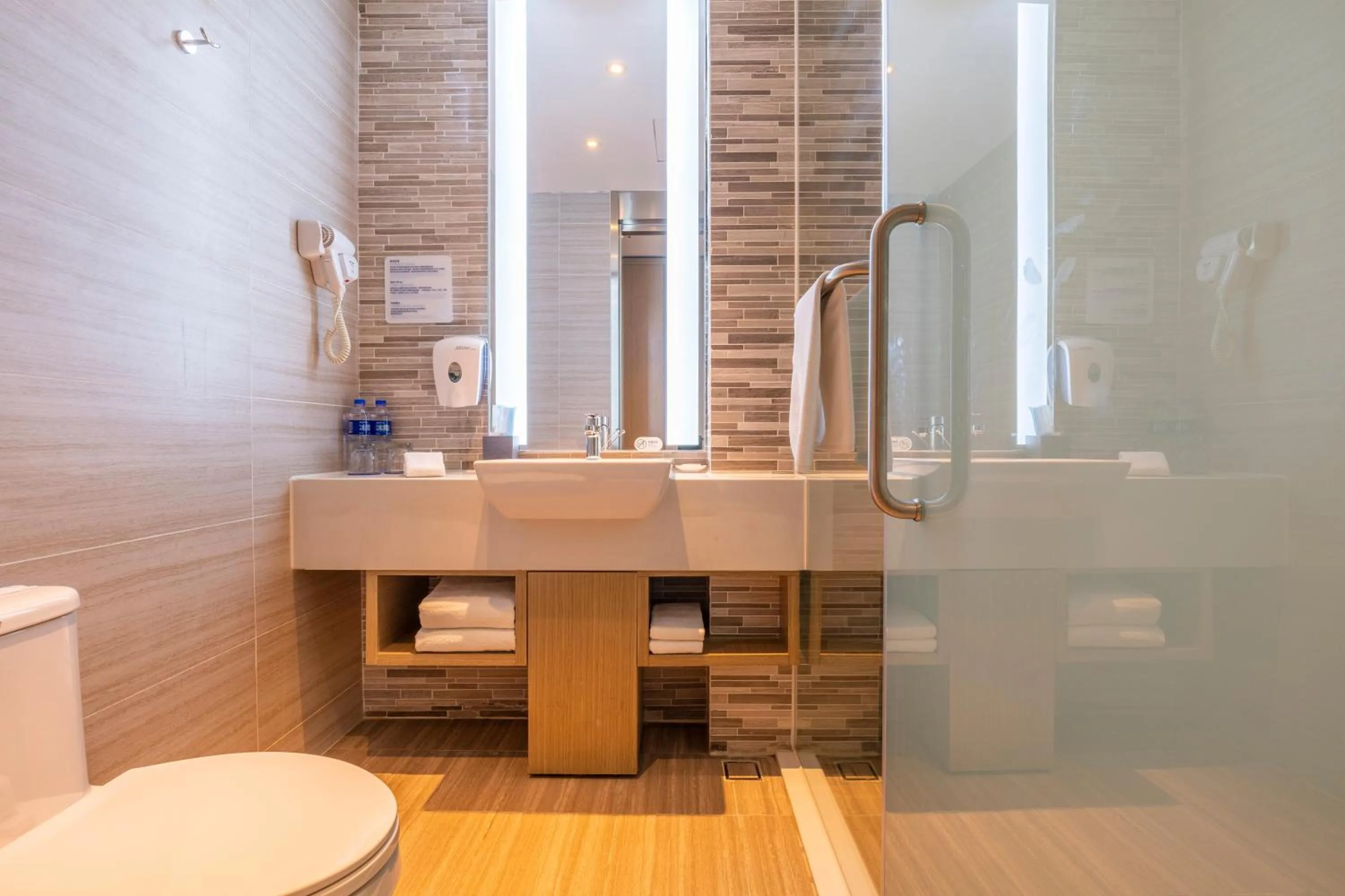 Photo of the whole room in Holiday Inn Express Anshan Downtown by IHG