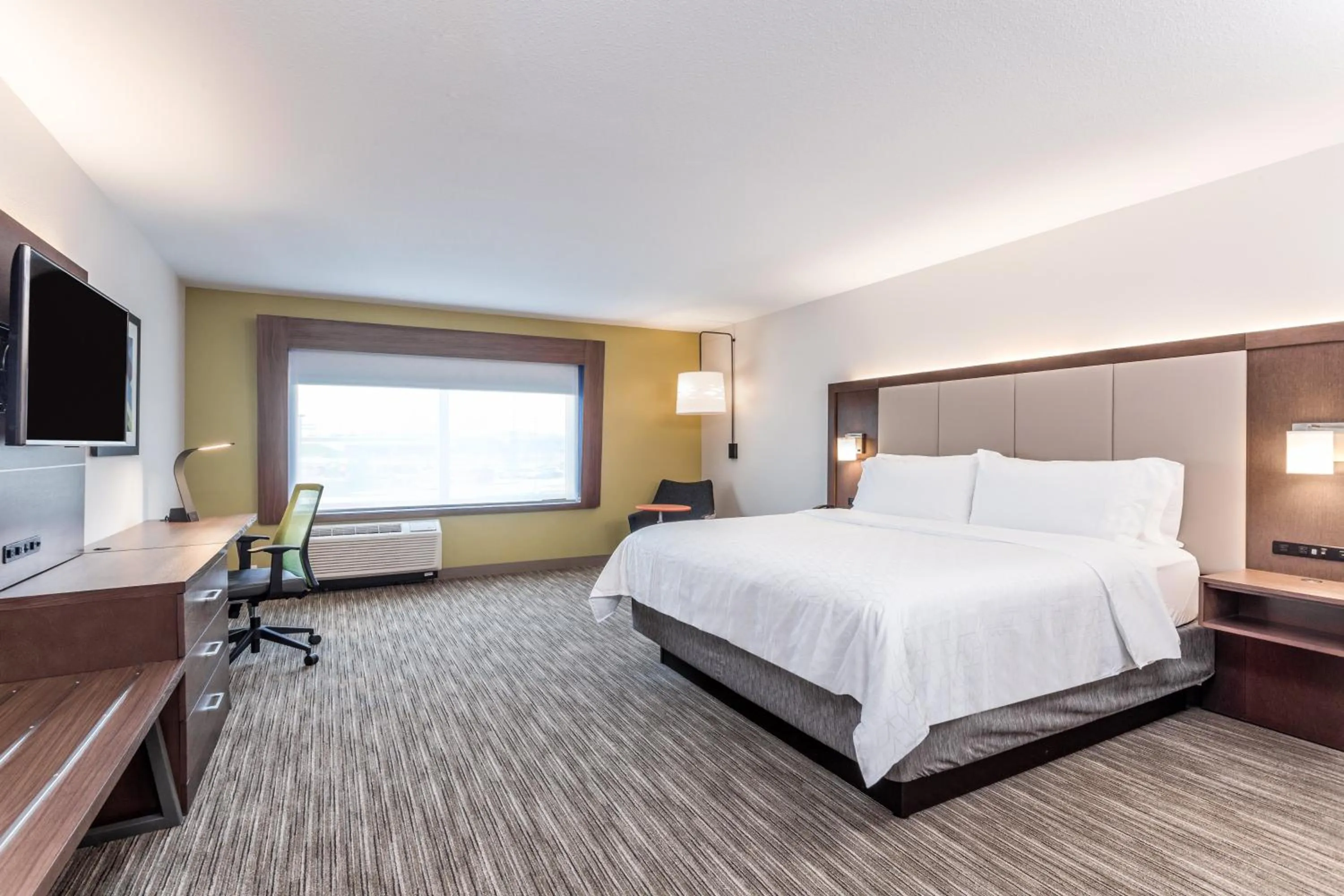 Photo of the whole room, Bed in Holiday Inn Express & Suites Hammond by IHG