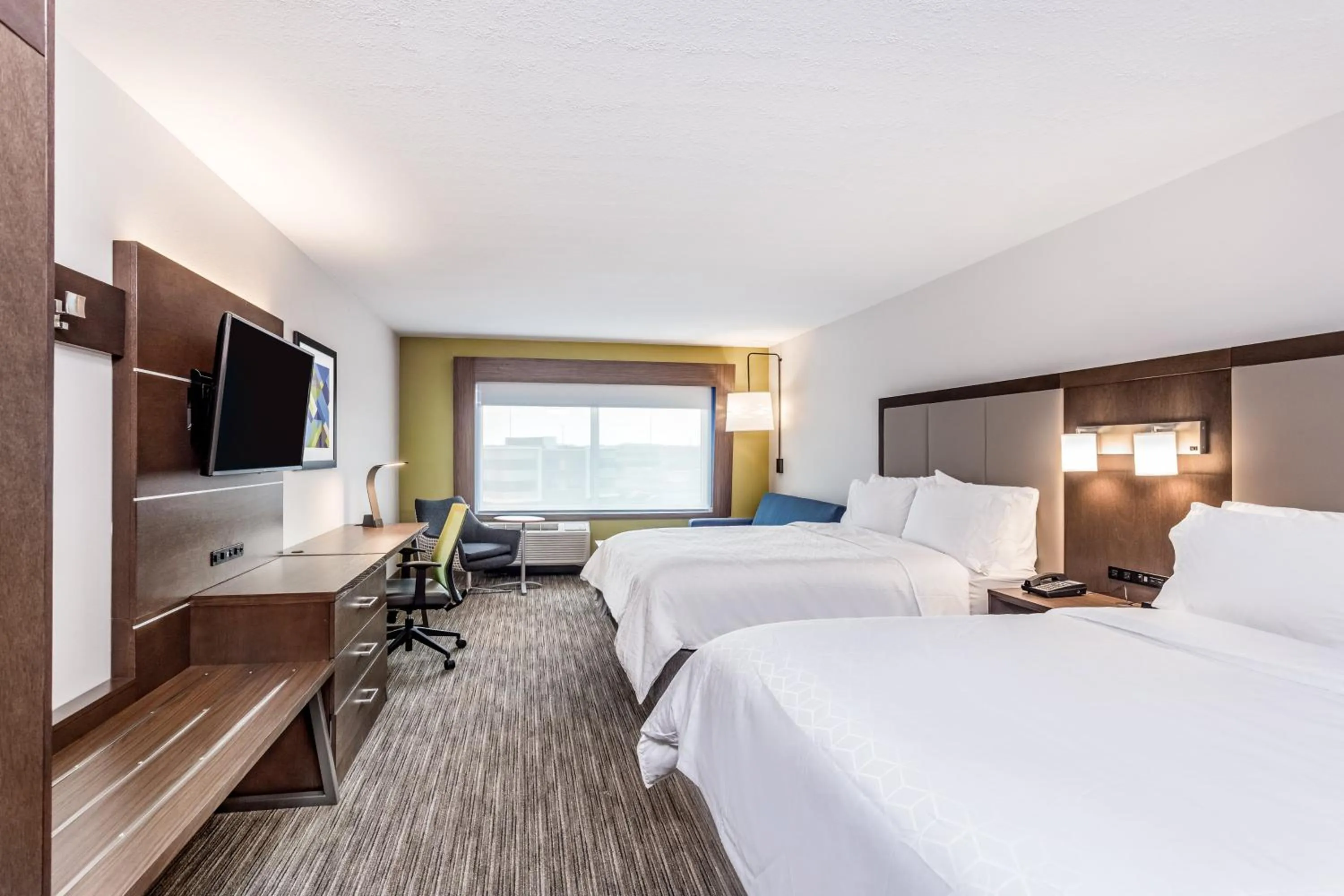 Photo of the whole room, Bed in Holiday Inn Express & Suites Hammond by IHG