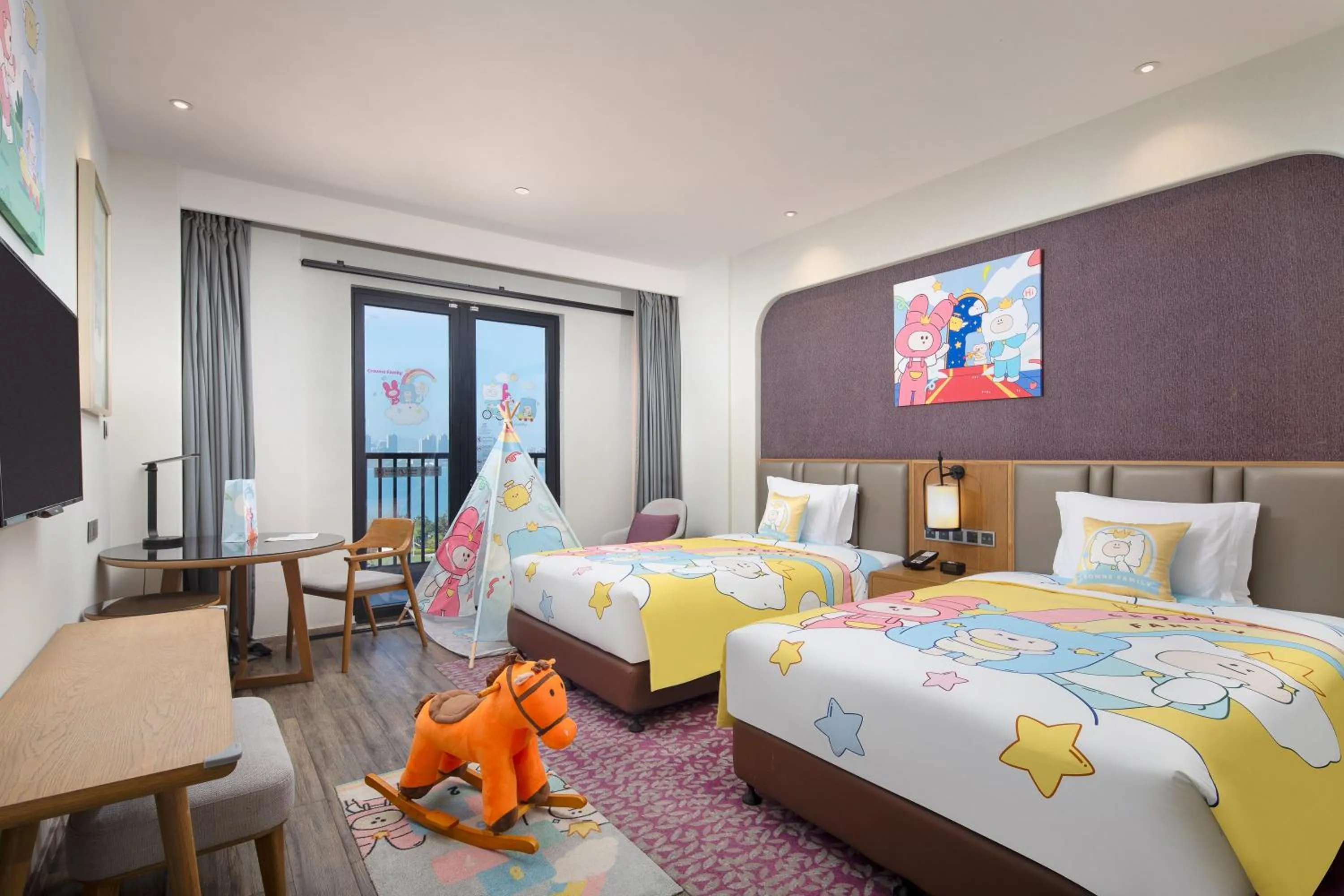 Photo of the whole room, Bed in Crowne Plaza QingdaoOriental Movie Metropolis by IHG