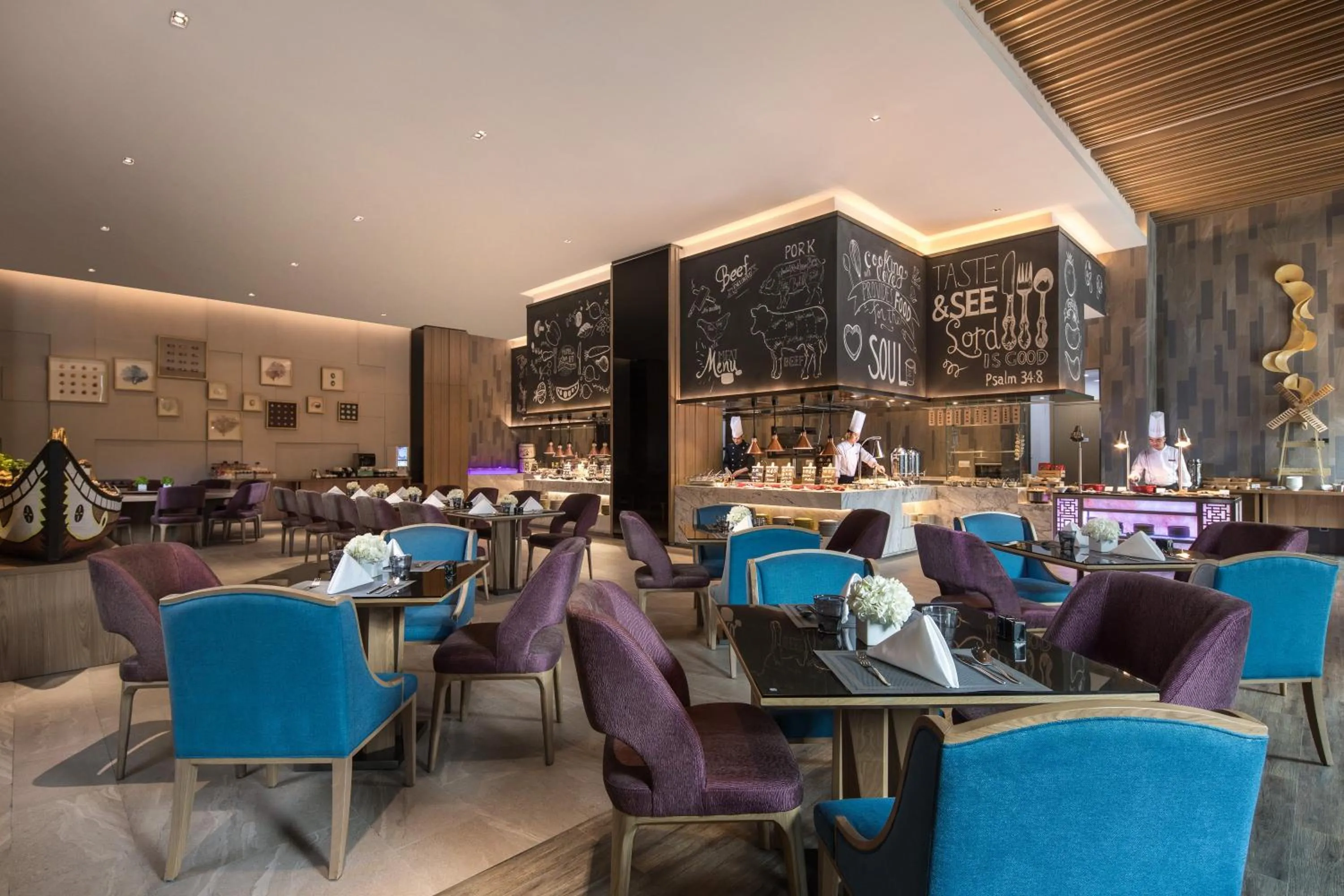 Restaurant/places to eat in Crowne Plaza QingdaoOriental Movie Metropolis by IHG