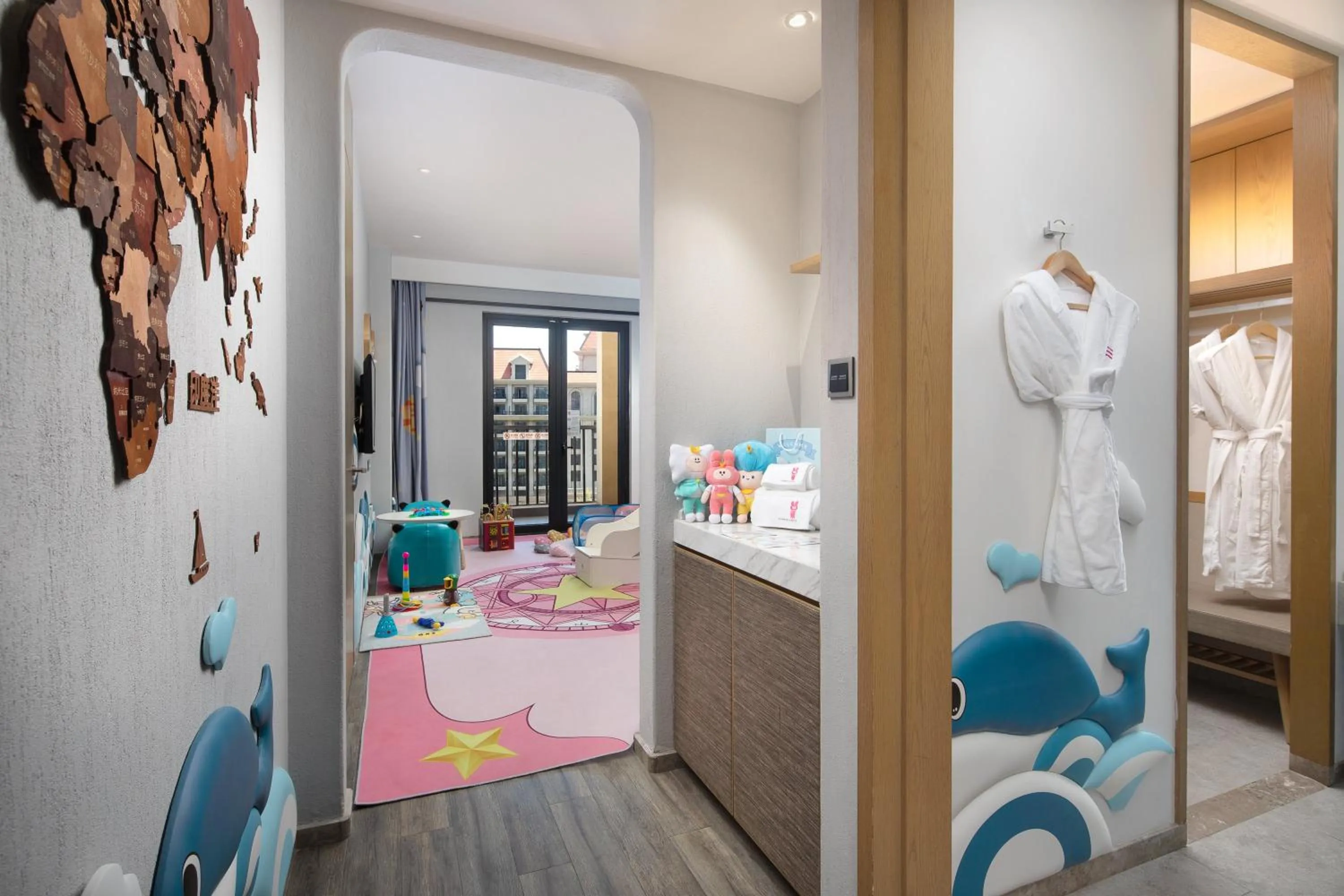 Photo of the whole room, Bed in Crowne Plaza QingdaoOriental Movie Metropolis by IHG