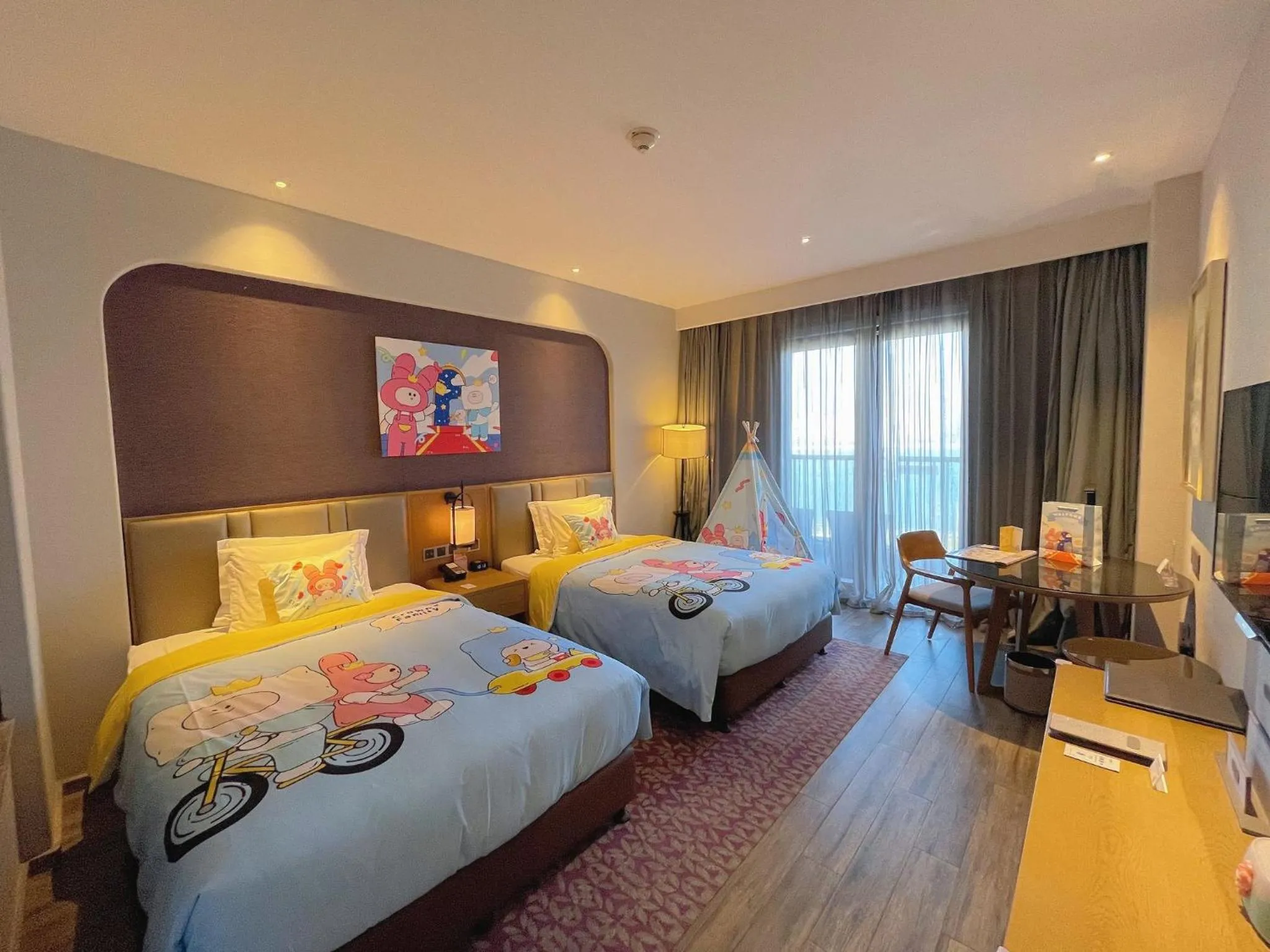 Photo of the whole room, Bed in Crowne Plaza QingdaoOriental Movie Metropolis by IHG