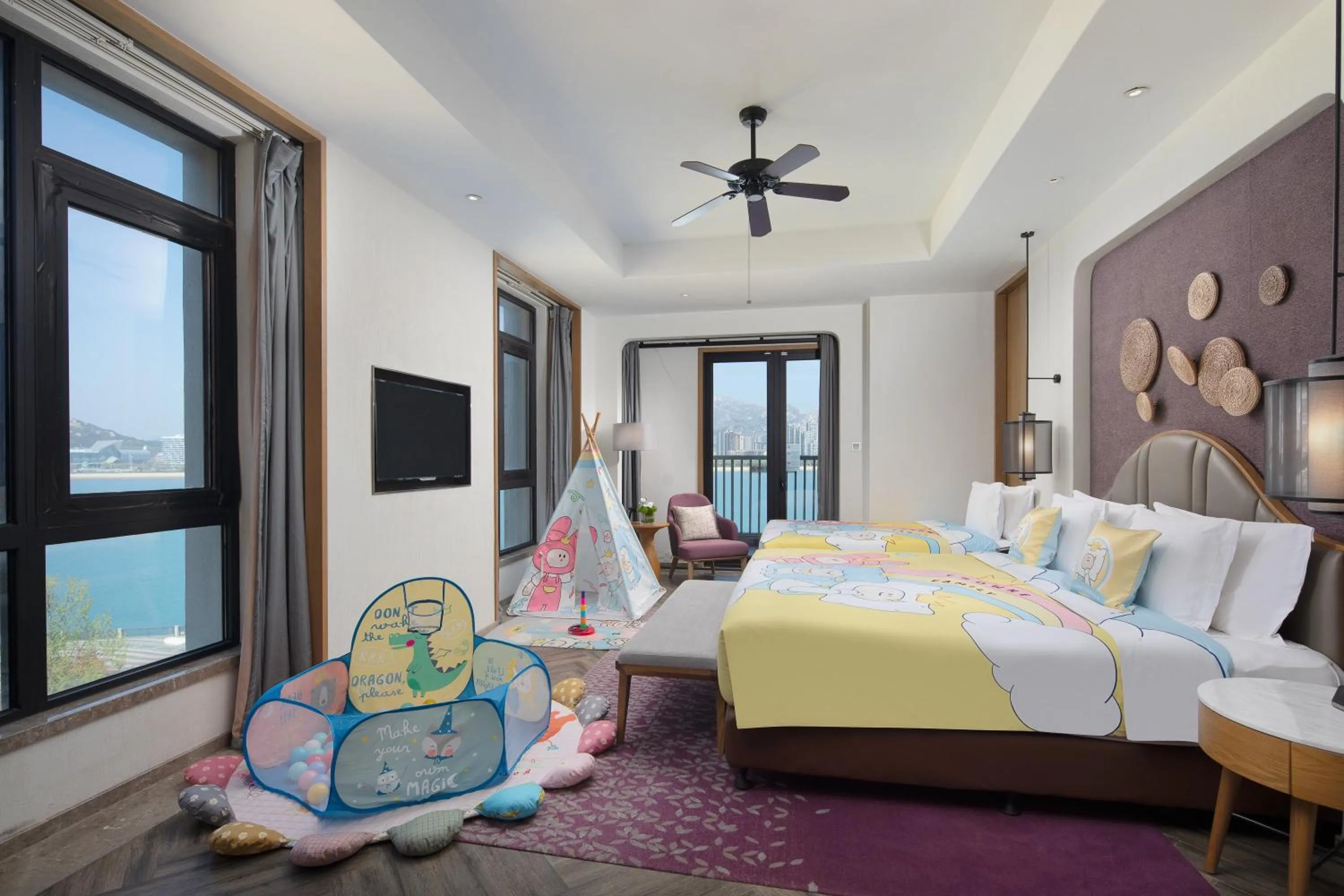 Photo of the whole room, Bed in Crowne Plaza QingdaoOriental Movie Metropolis by IHG