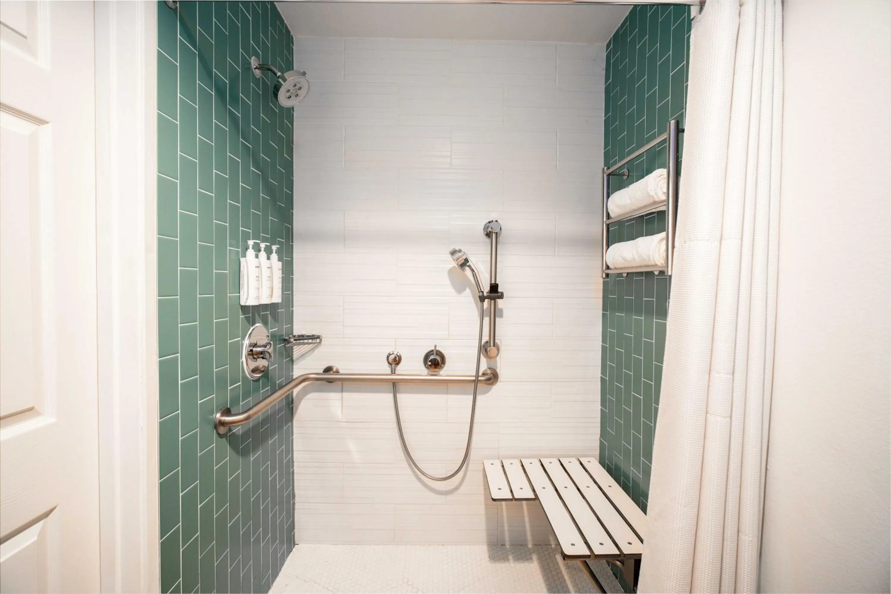 Shower in The Kinney - Venice Beach