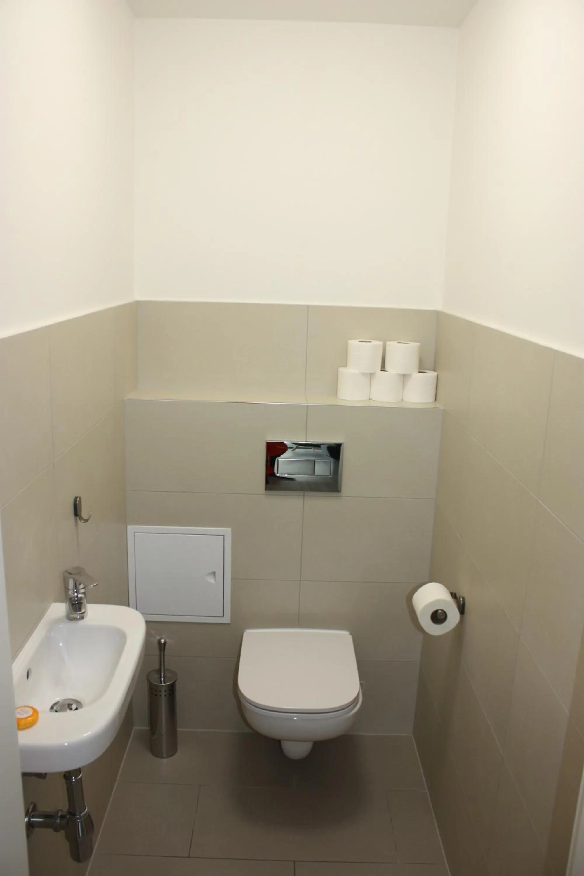 Toilet in Lakepark Residence