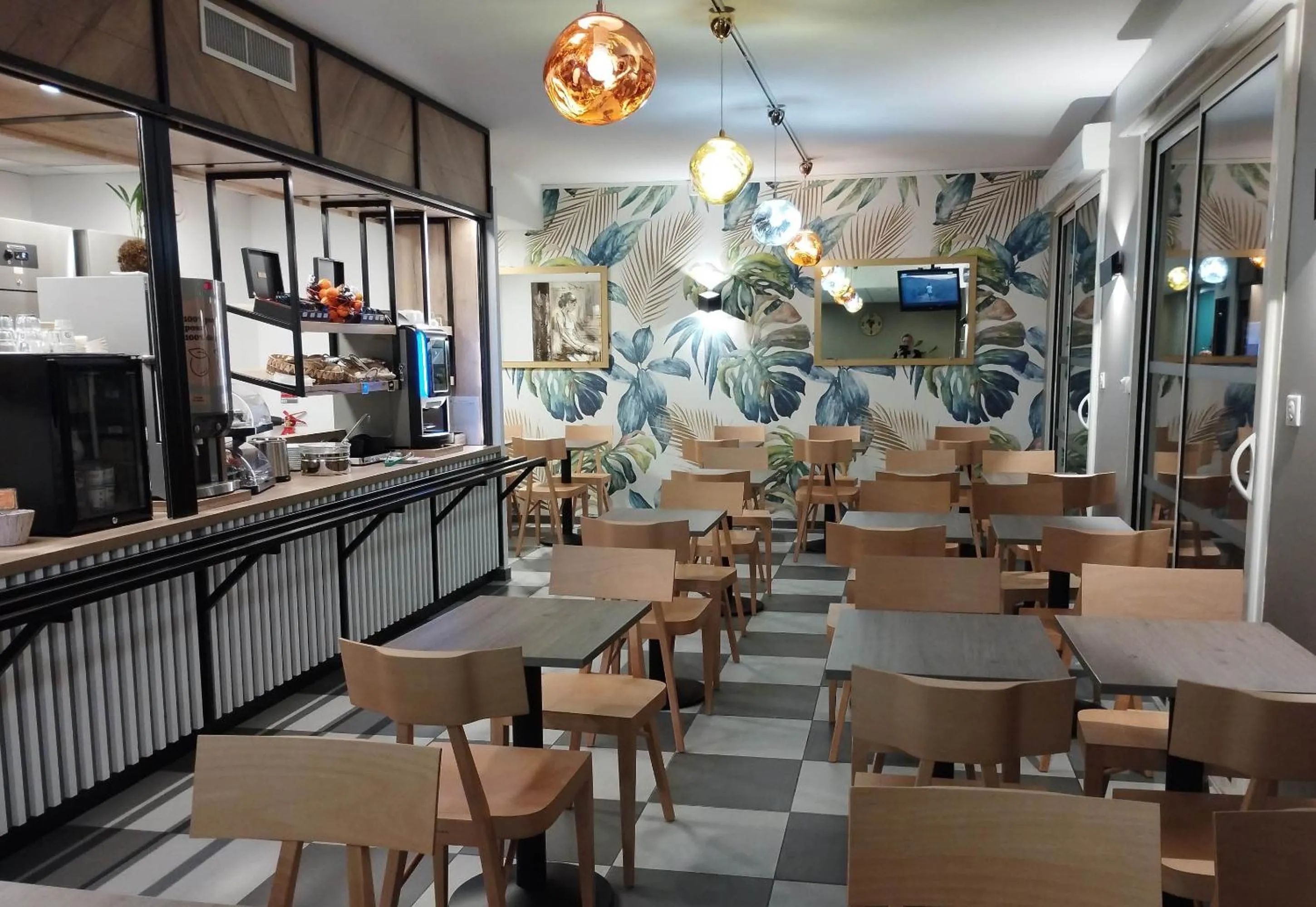 Restaurant/places to eat in B&B HOTEL Agen Castelculier