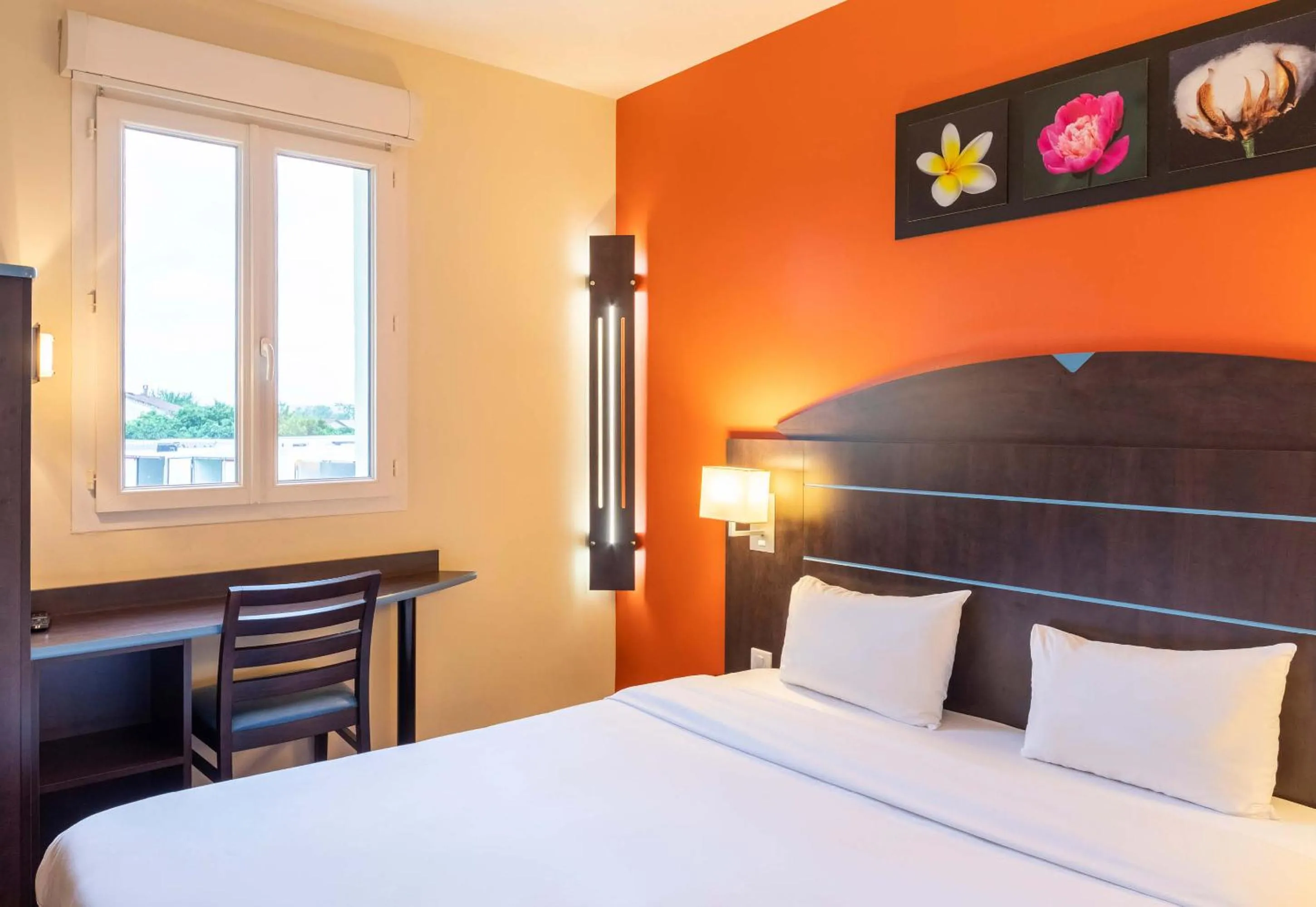 Property building, Bed in B&B HOTEL Agen Castelculier