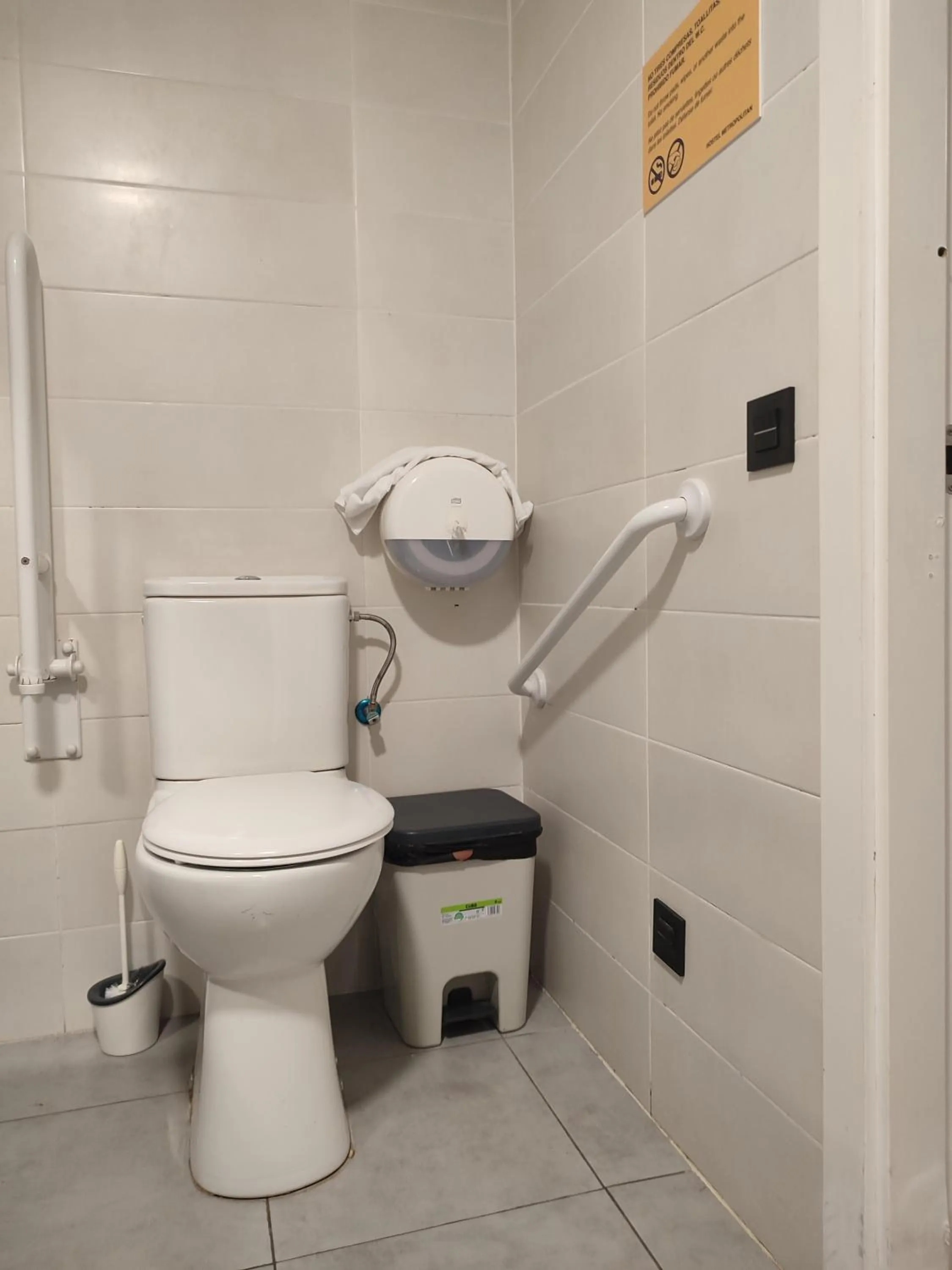 Bathroom in Bilbao Metropolitan Hostel by Bossh! Hotels