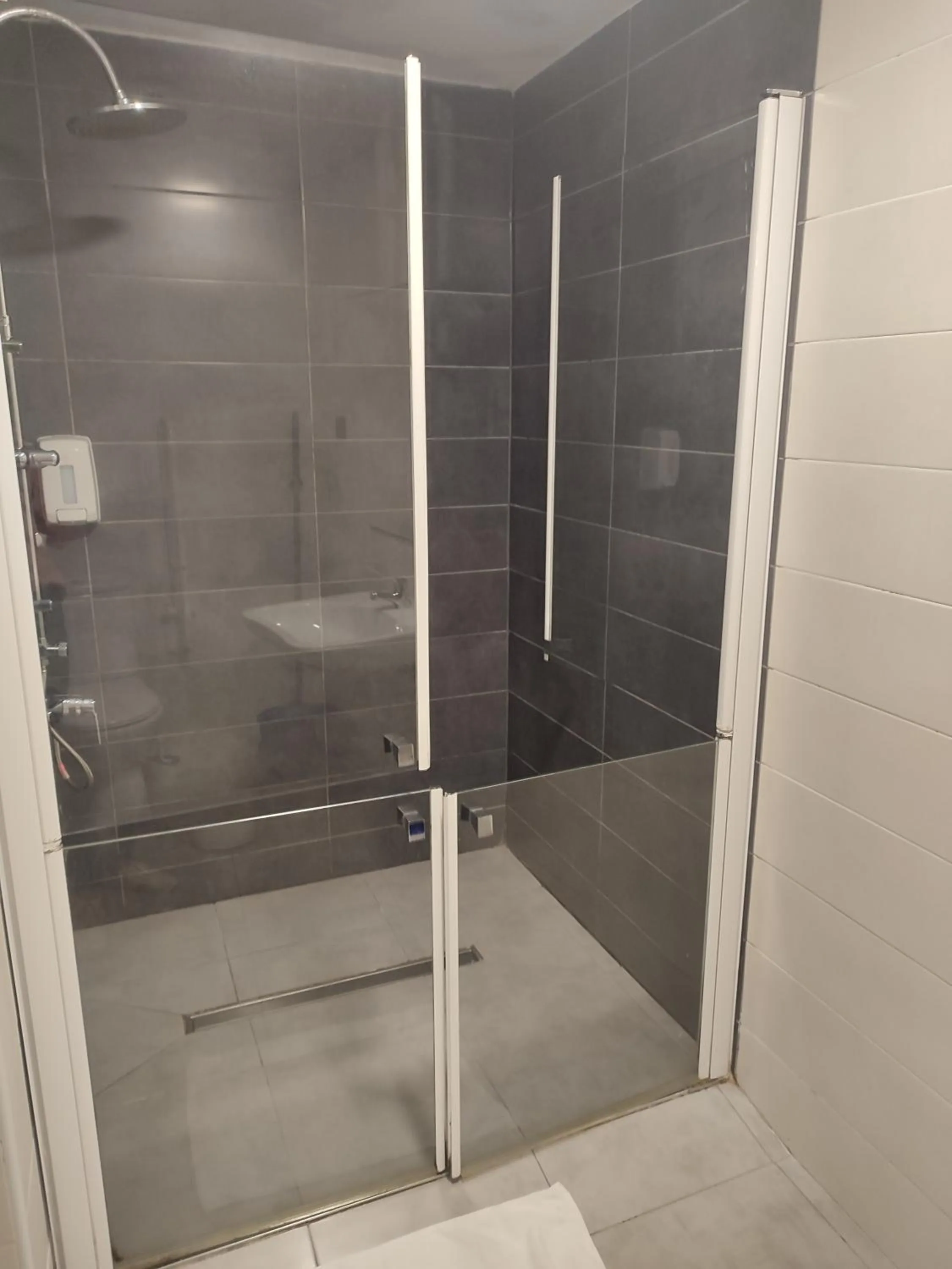 Shower in Bilbao Metropolitan Hostel by Bossh! Hotels