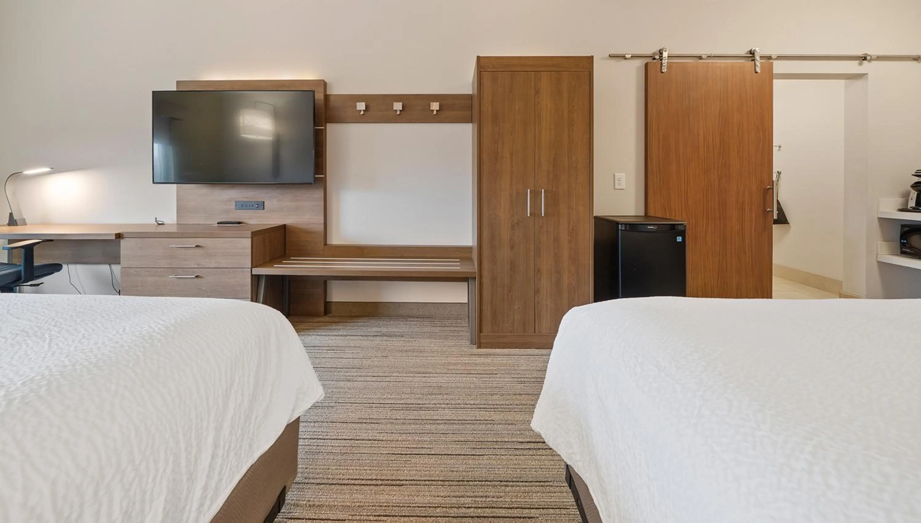 Photo of the whole room, Bed in Holiday Inn Express & Suites Macon North by IHG