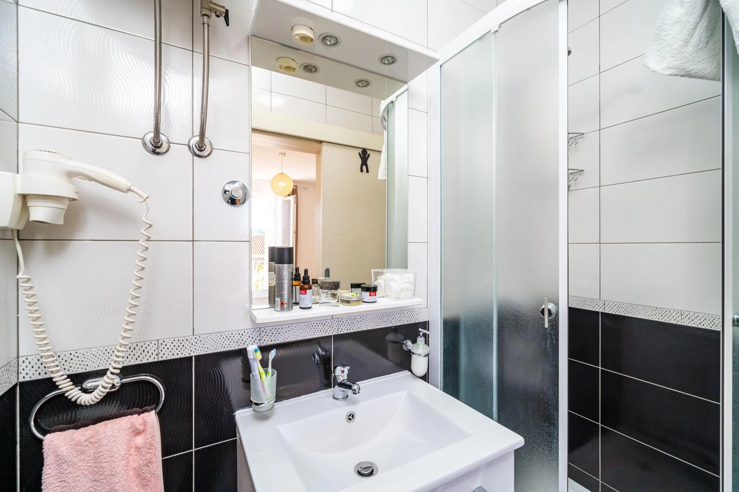 Bathroom in Jele Rooms