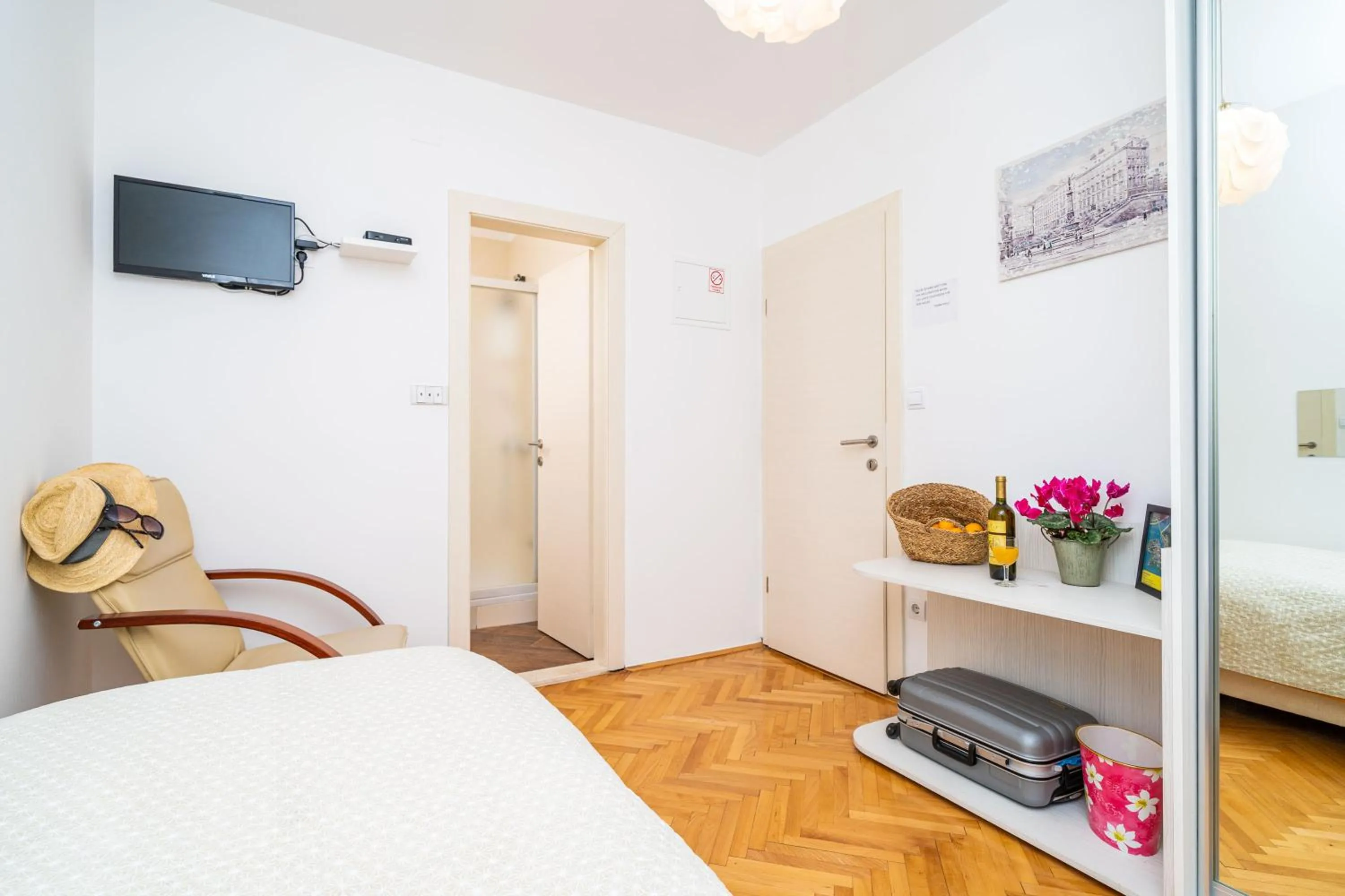 Seating area, Bed in Jele Rooms