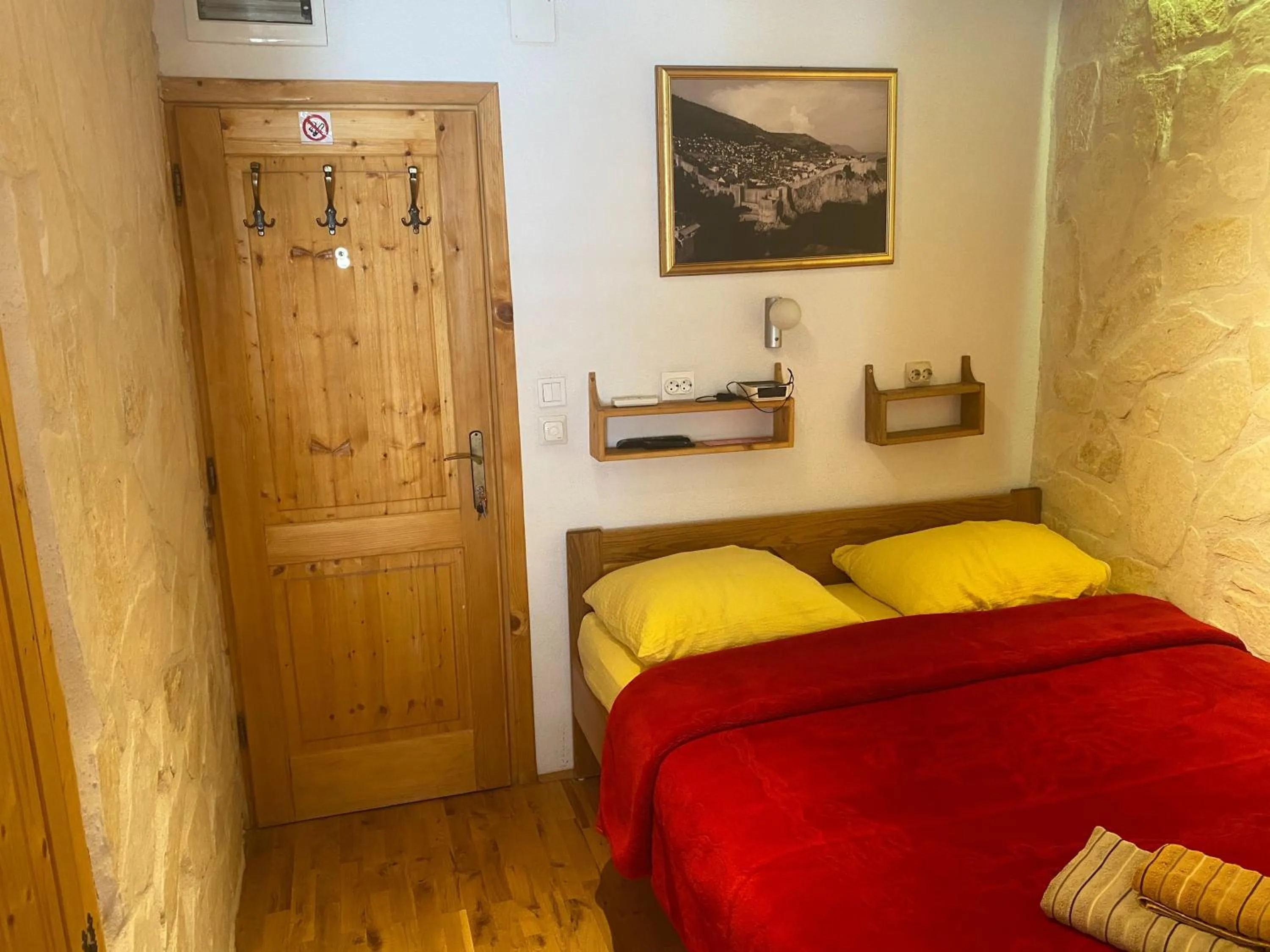 Bedroom, Bed in Eddie's Sea View Rooms Old Town